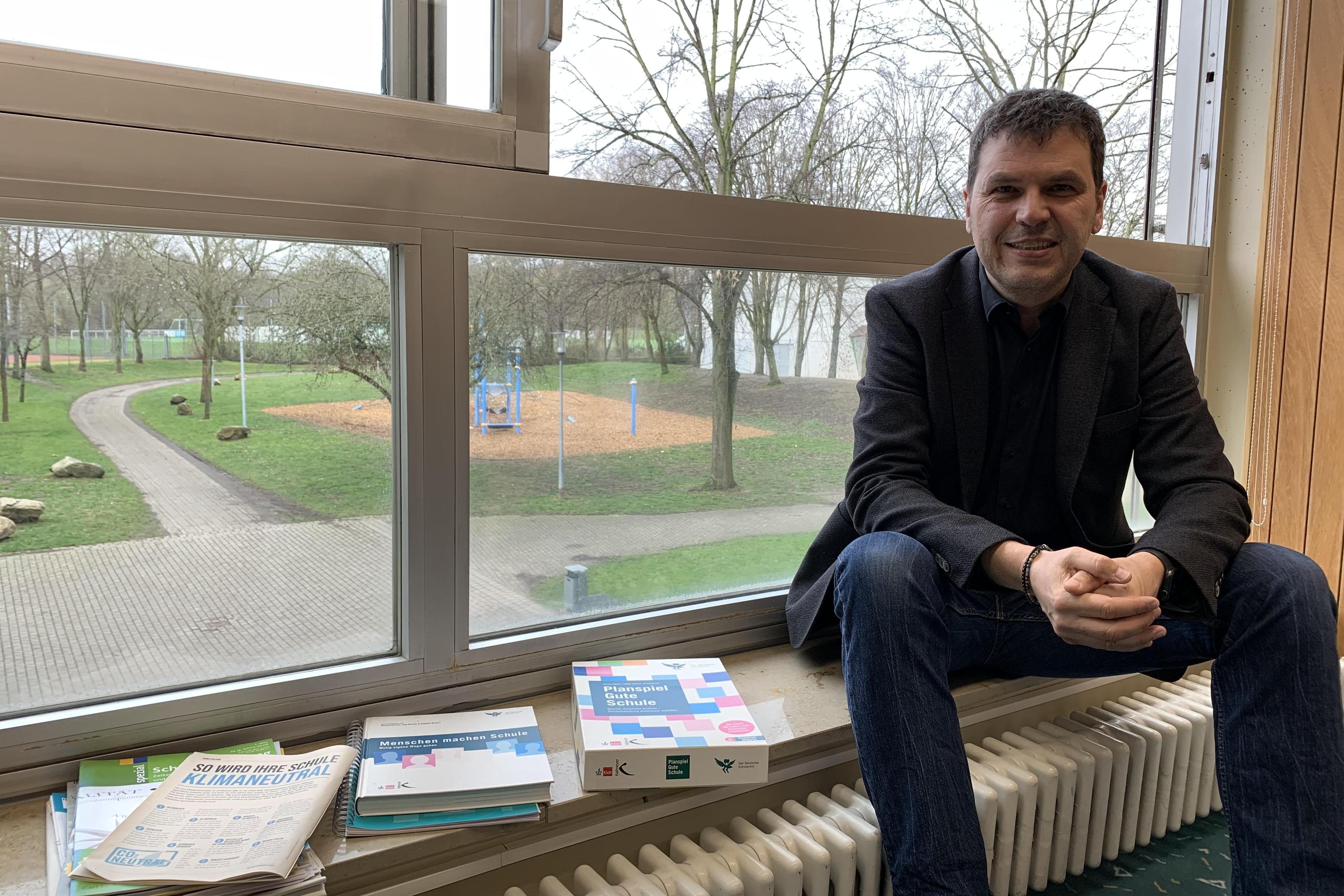 Maak Flatten an seinem Lieblingsort im Burgau-Gymnasium: seinem Büro mit einer herrlichen Aussicht aufs Grüne.