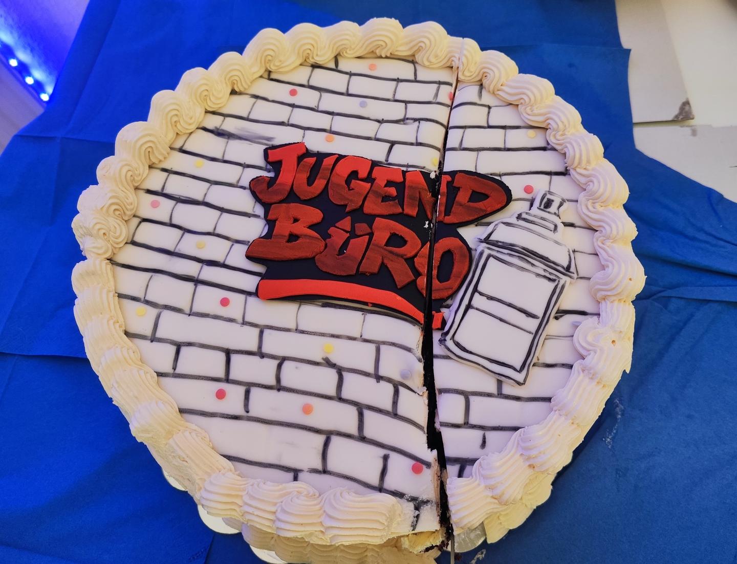 Mit flottem Logo und zum Anbeißen: die eigens zur Eröffnung gebackene Jugendbüro-Torte.