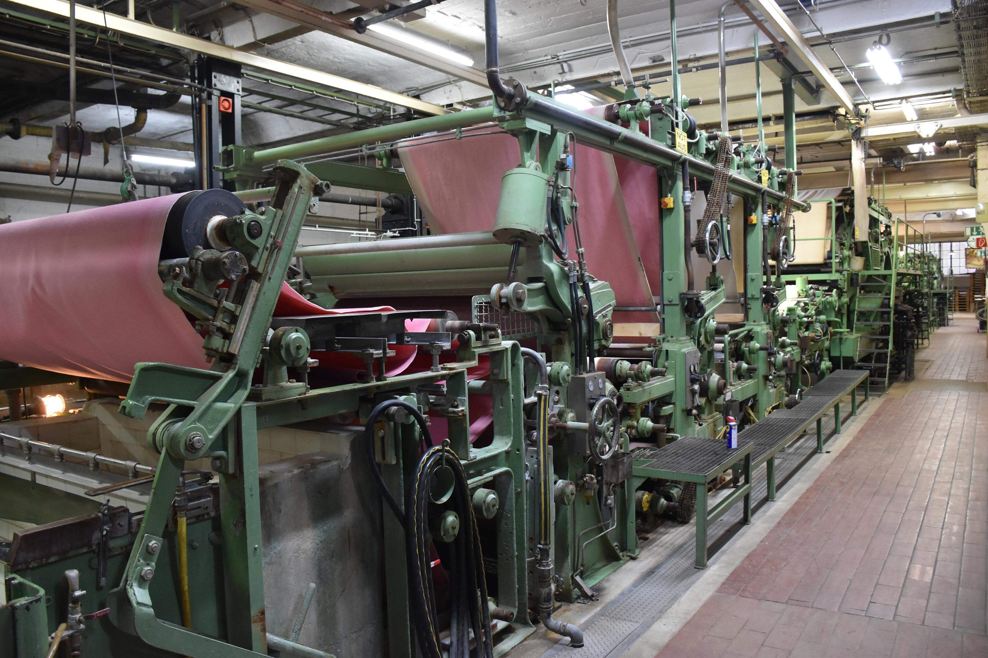 Das Herzstück der Papierfabrik Zerkall, die mehr als 100 Jahre alte Maschine, steht seit dem Hochwasser 2021 still. Das soll sich ändern.