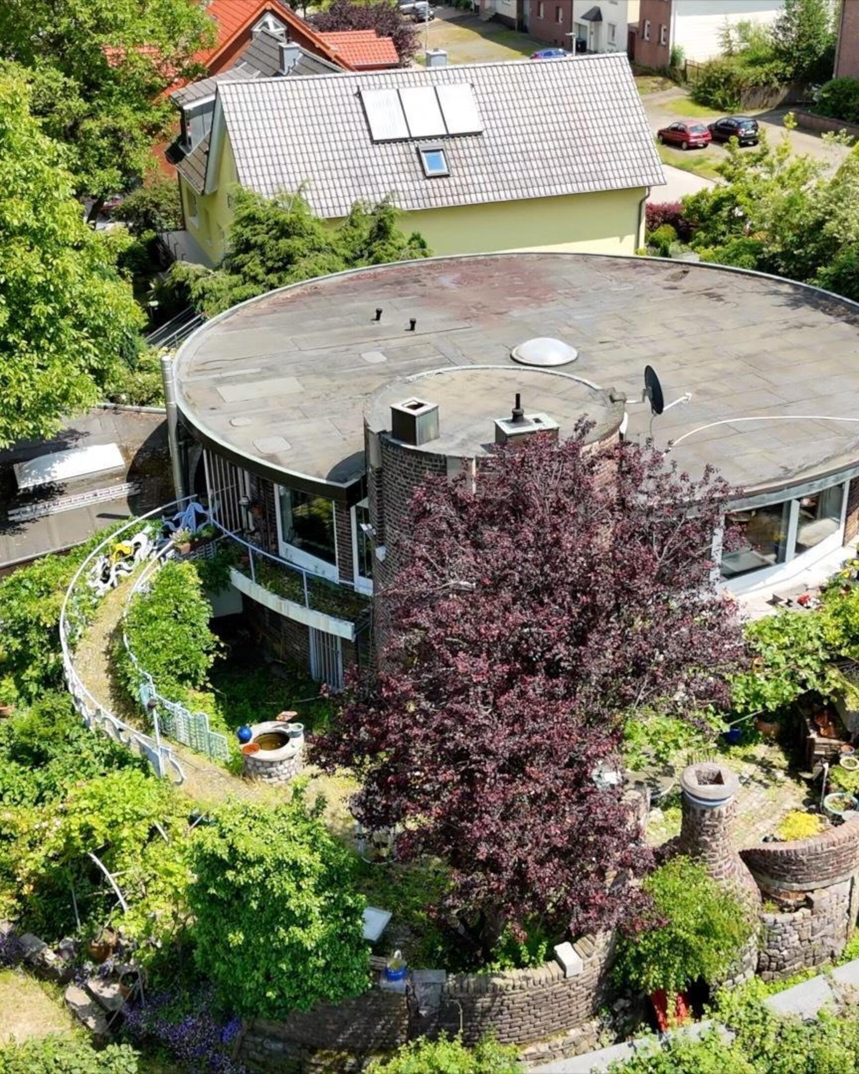 Imposanter Anblick: Dieses Foto des runden Hauses von Hans Wittl hat unser Videoredakteur Bernhard Felker an einem anderen, sonnigen Tag mit seiner Drohe aufgenommen.