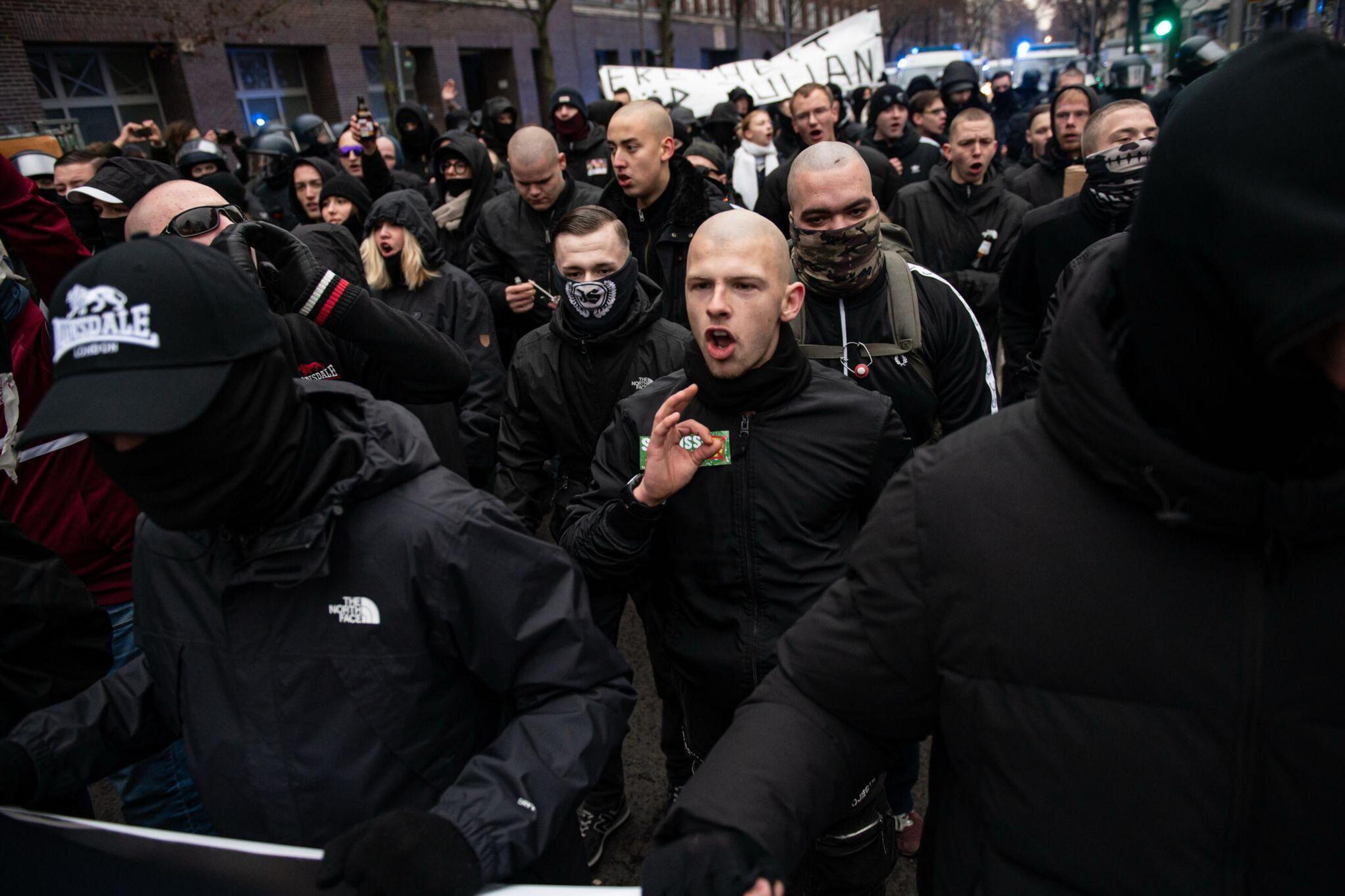 Bei der Demonstration am vergangenen Samstag in Berlin zeigten mehrere Teilnehmende den  „White Power“-Gruß, ein Zeichen, das die Vormachtstellung der „weißen Rasse“ symbolisieren soll. 