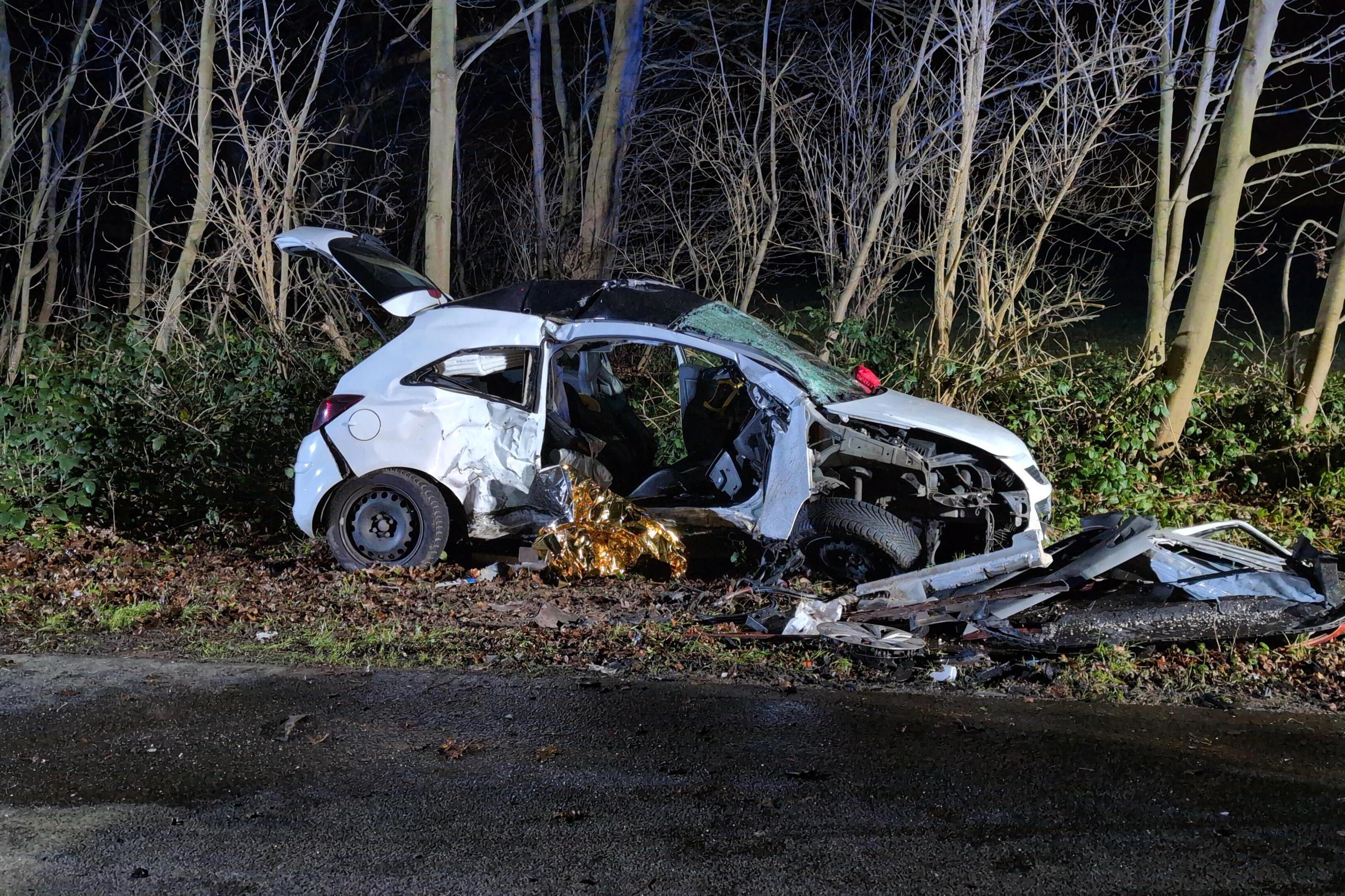 Bei dem Unfall wurden zwei Personen schwer verletzt.