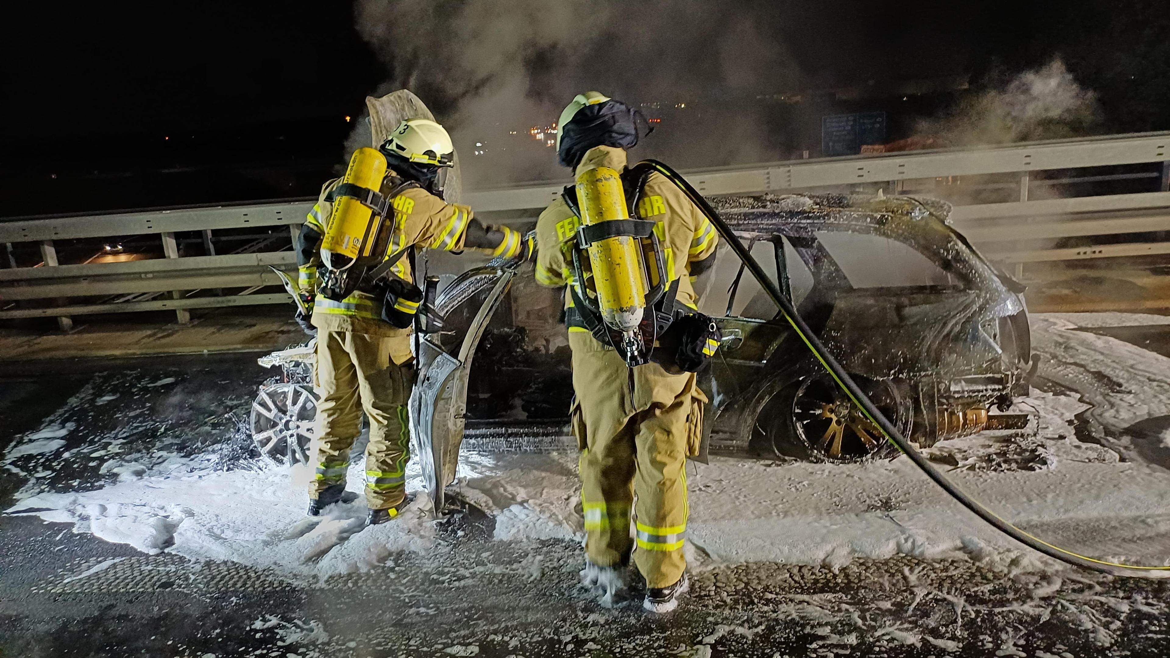 Waschmaschine und Auto in Flammen