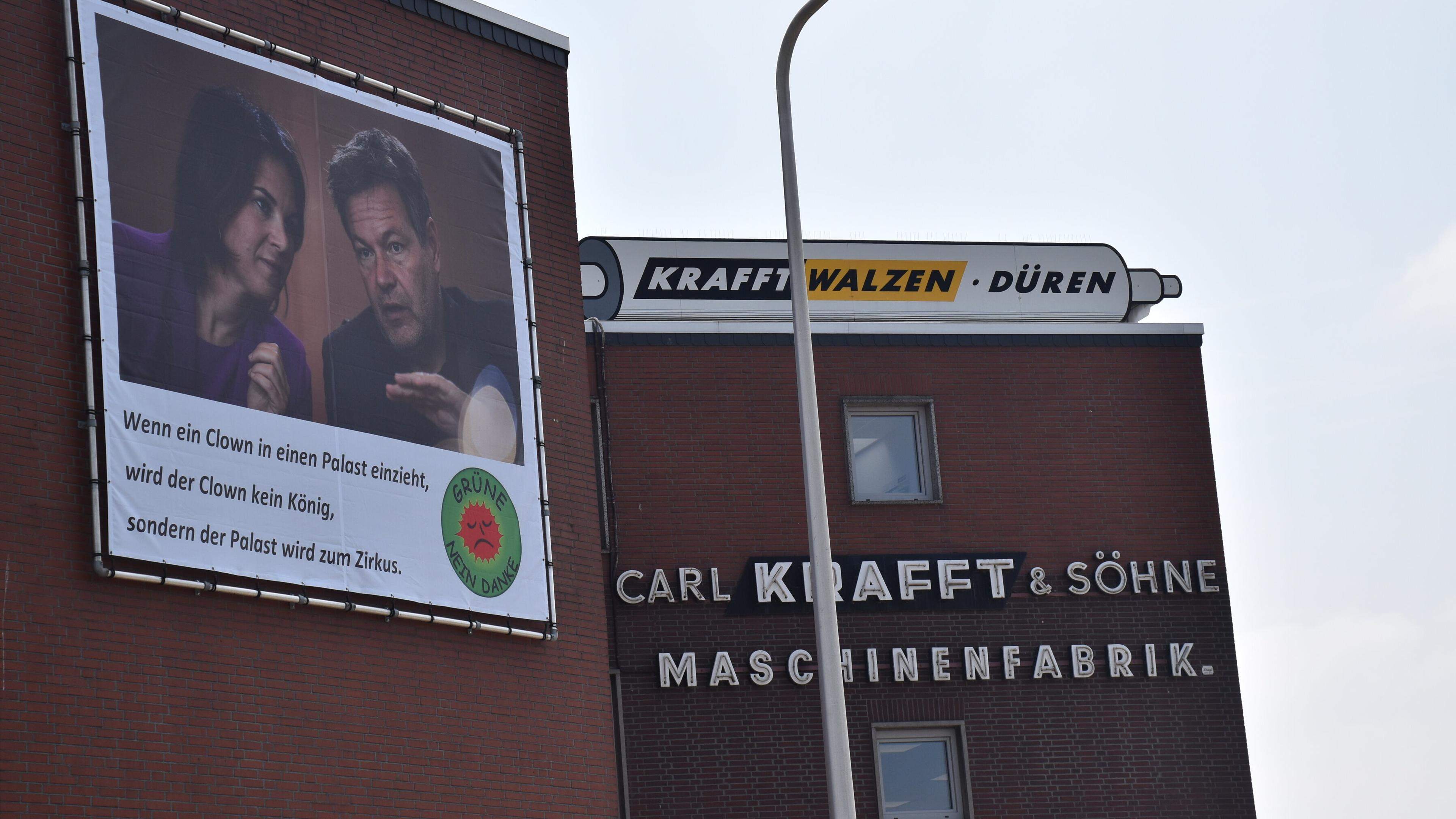 Mit diesem Anti-Grünen-Plakat will die Carl Krafft & Söhne GmbH an der Firmenfassade in Düren bewusst provozieren.