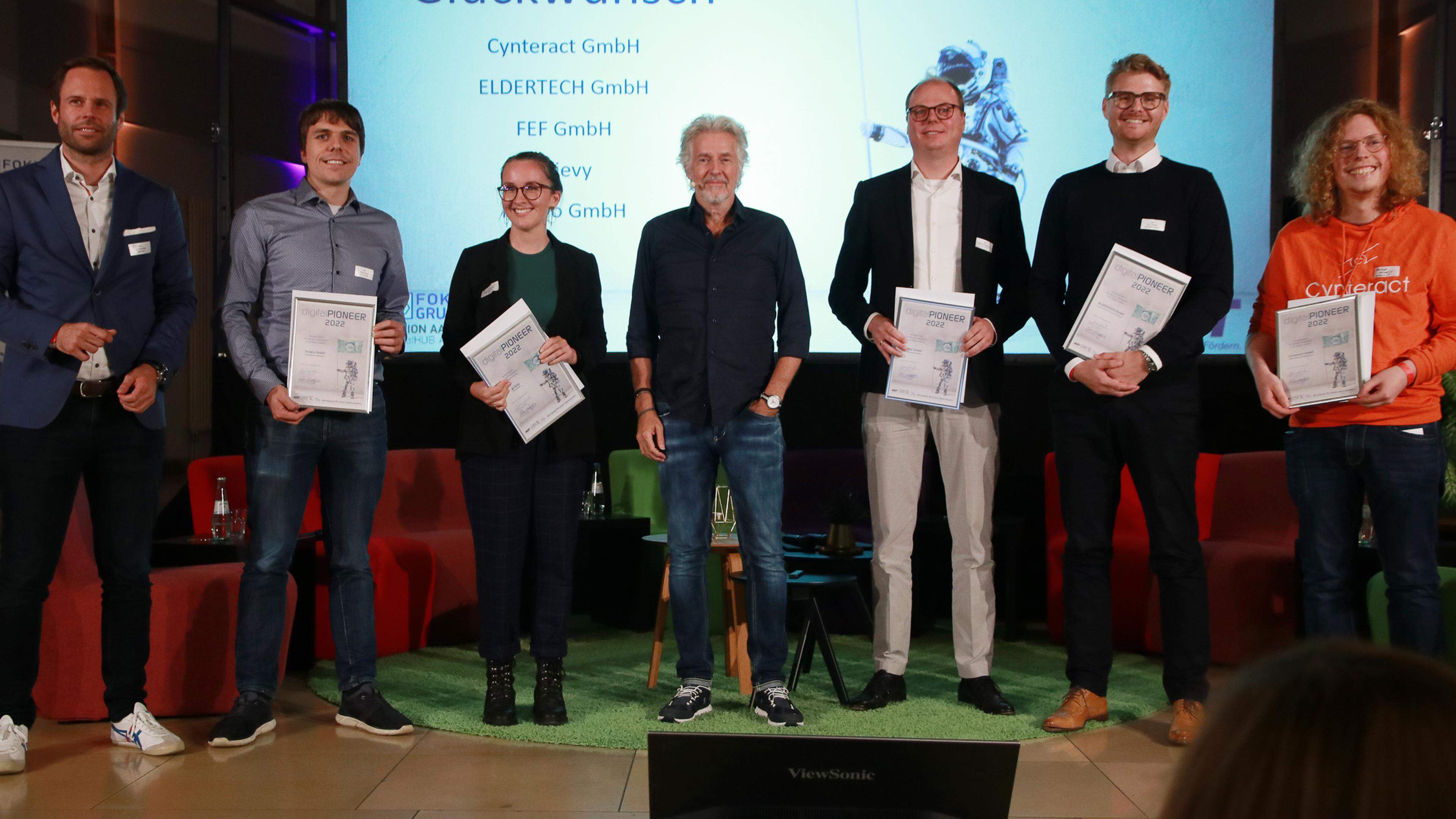 Mit dem Digital-Pioneer-Award ausgezeichnet: Fünf Firmen aus der Region Aachen wurden beim Digital-Summit in Aachen von Sven Pennings (links), Sprecher der Fokusgruppe der Region Aachen, und Erfolgsautor Frank Schätzing (Mitte) geehrt.