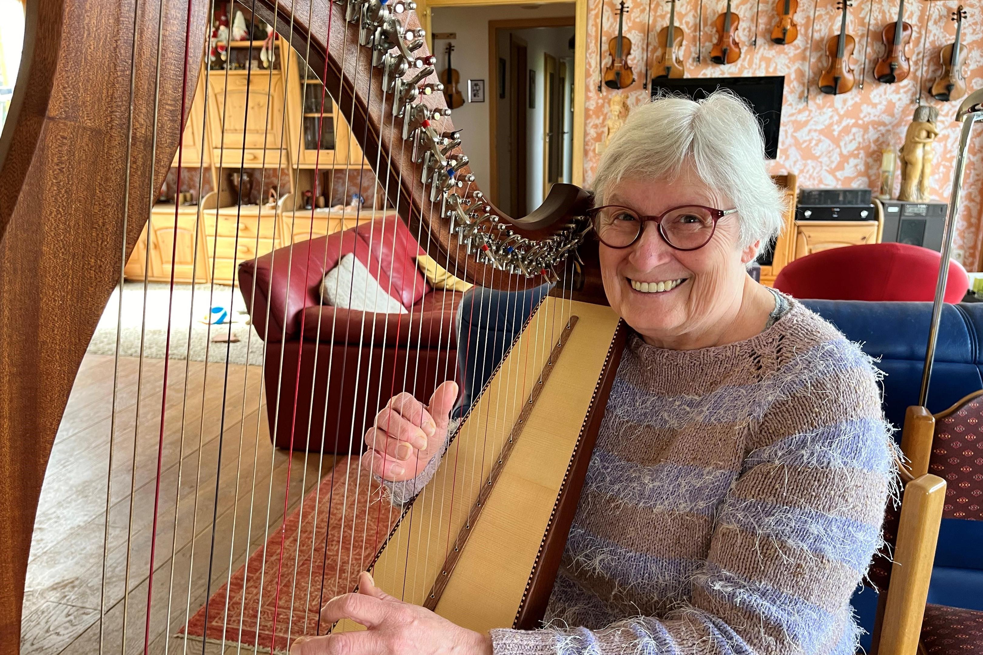 Renate Müller wollte eine Harfe haben, die sich leicht spielen lässt. Inzwischen hat ihr Mann etliche Exemplare dieses Instruments gebaut.