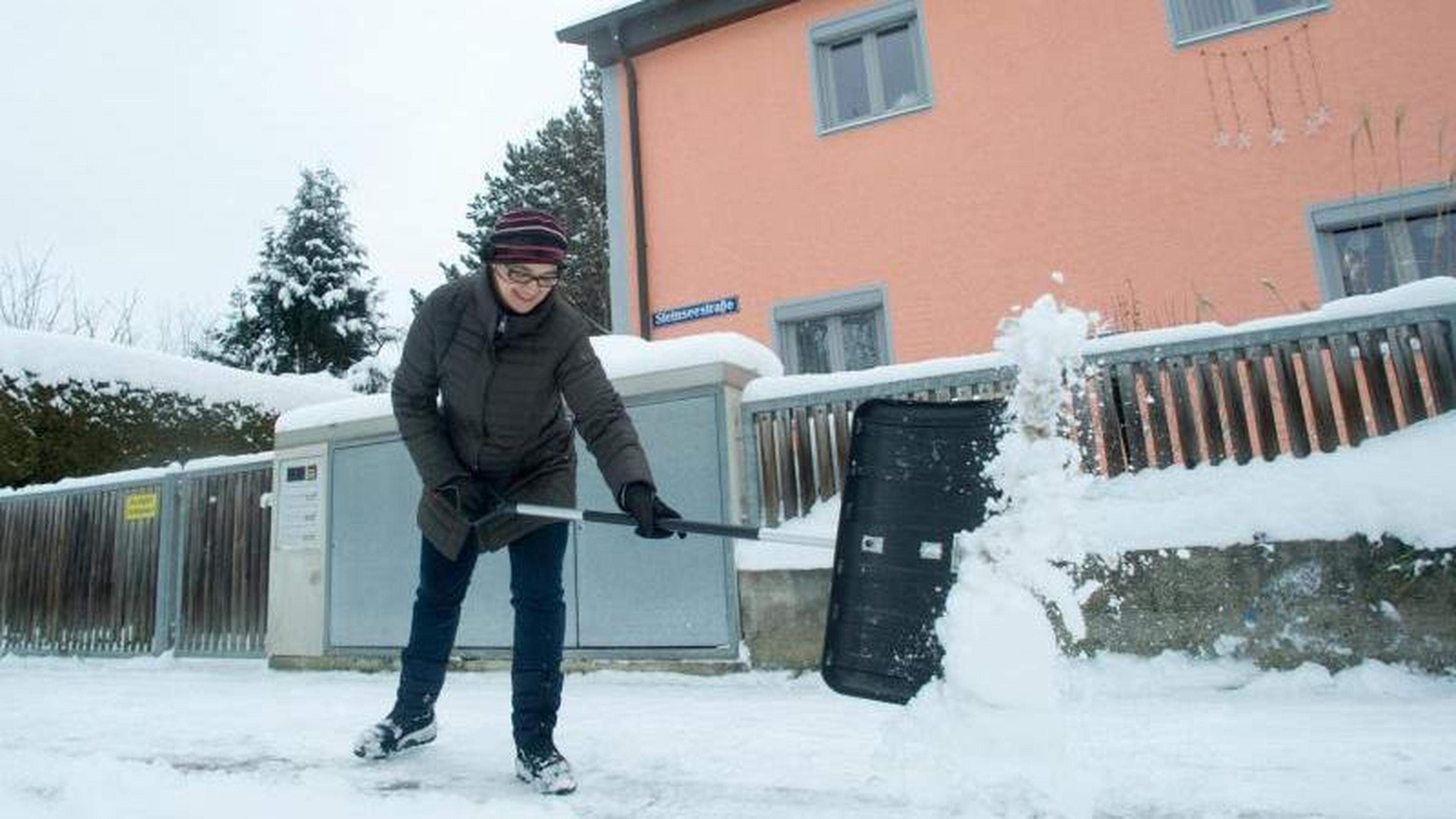 Tipps zu Schneeschaufeln und Streugut