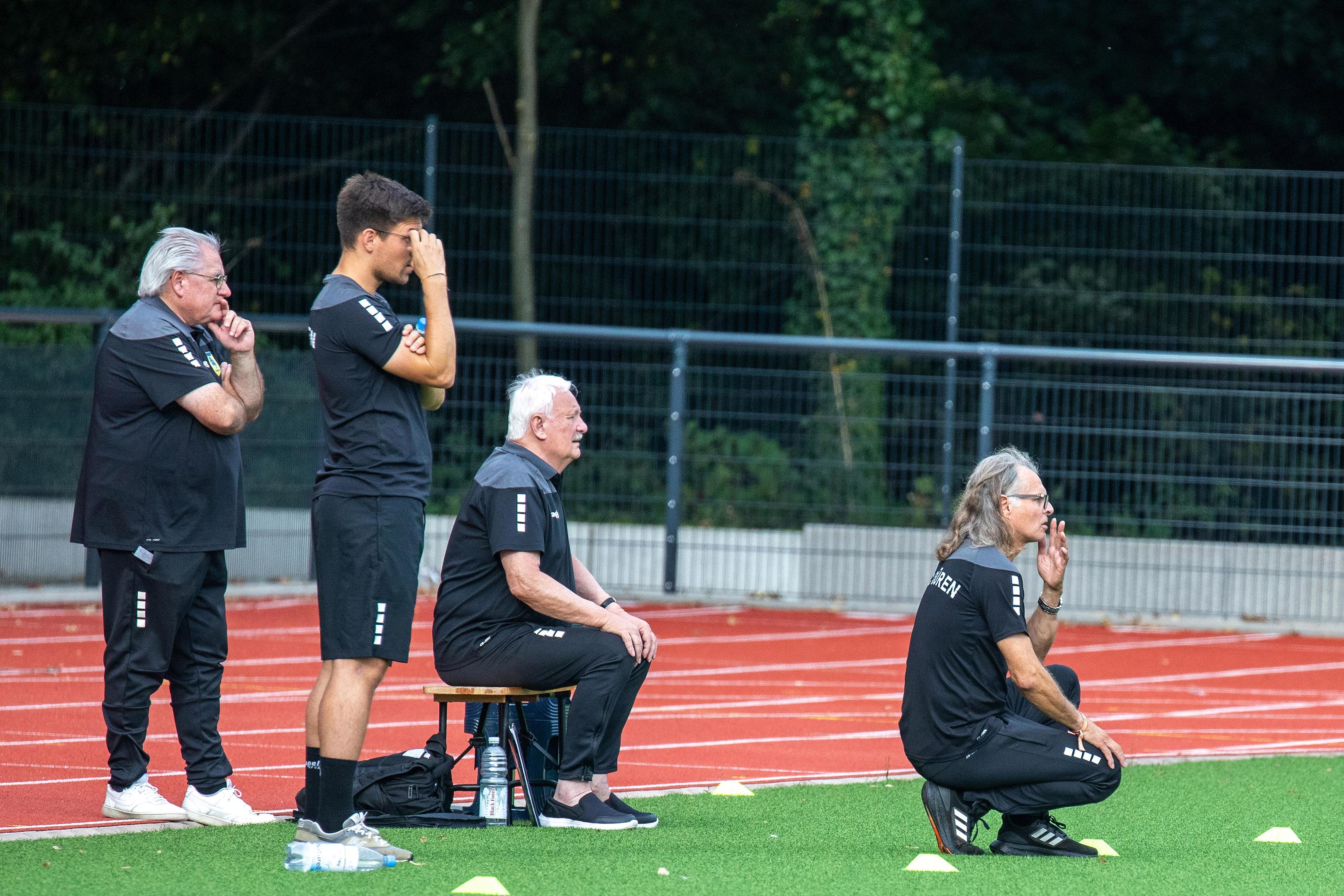 Verfolge das Spiel gebannt: Die FCD-Crew um Trainer Ingo Müller (rechts).