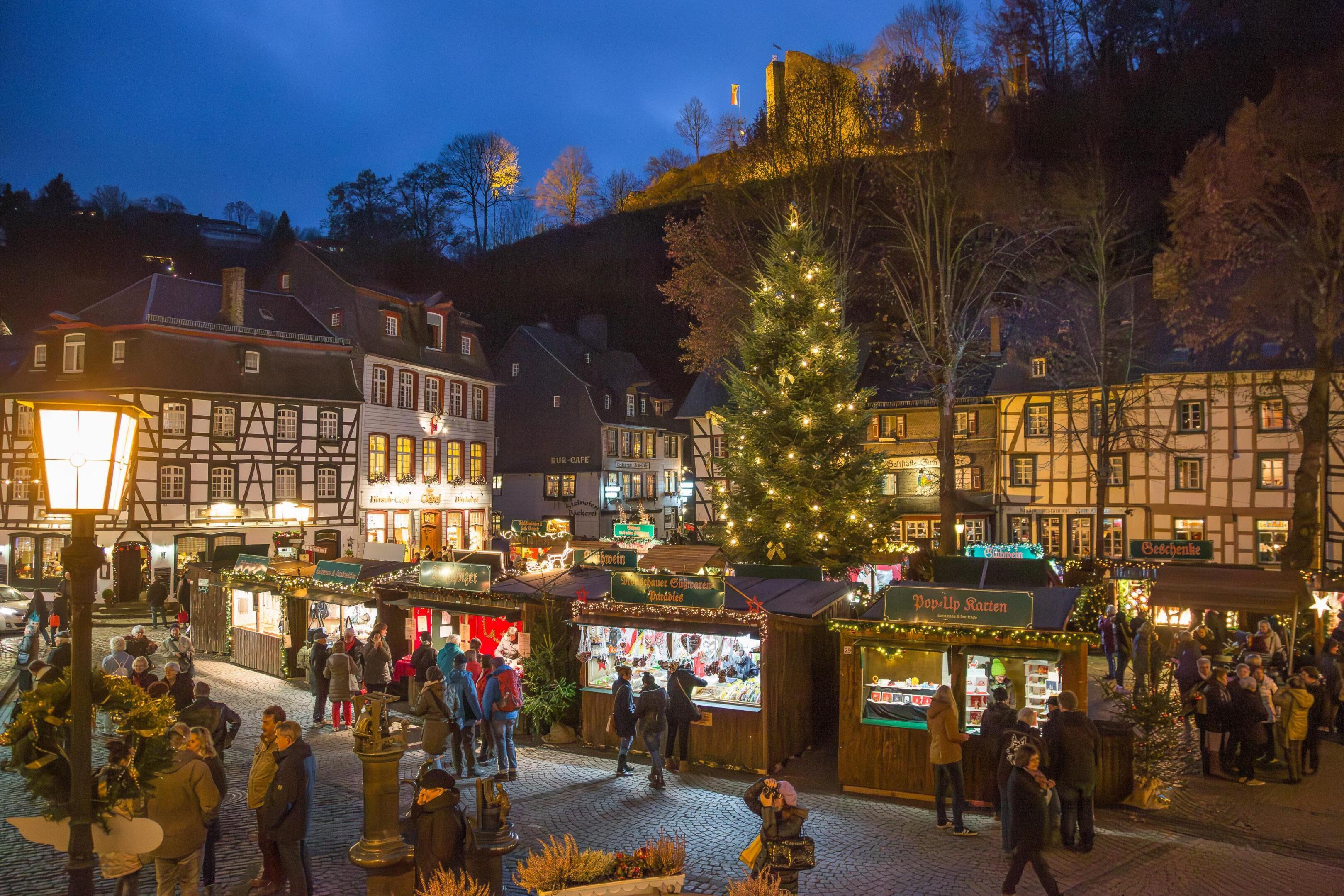 Auch wenn keine dichte Schneedecke liegt, gehört der Monschauer Weihnachtsmarkt (Archivbild) zu den stilvollsten seiner Art in der Region.