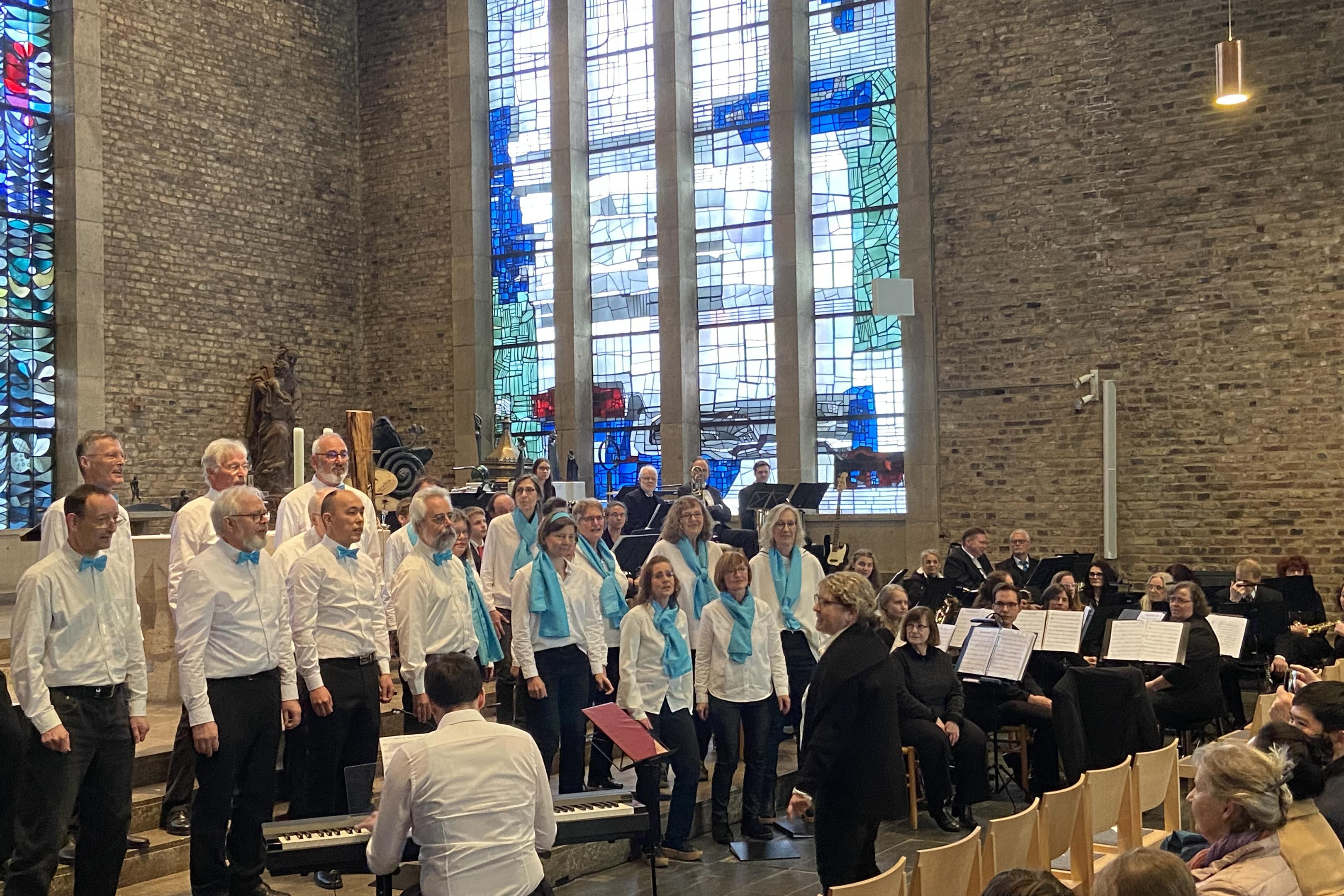 Gelungenes musikalisches Joint Venture in der Marienkirche: Der Chor „ProTon“ und das Orchester „Bläservielharmonie Hambach“ begeisterten mit einem vielfältigen, berührenden Klang.