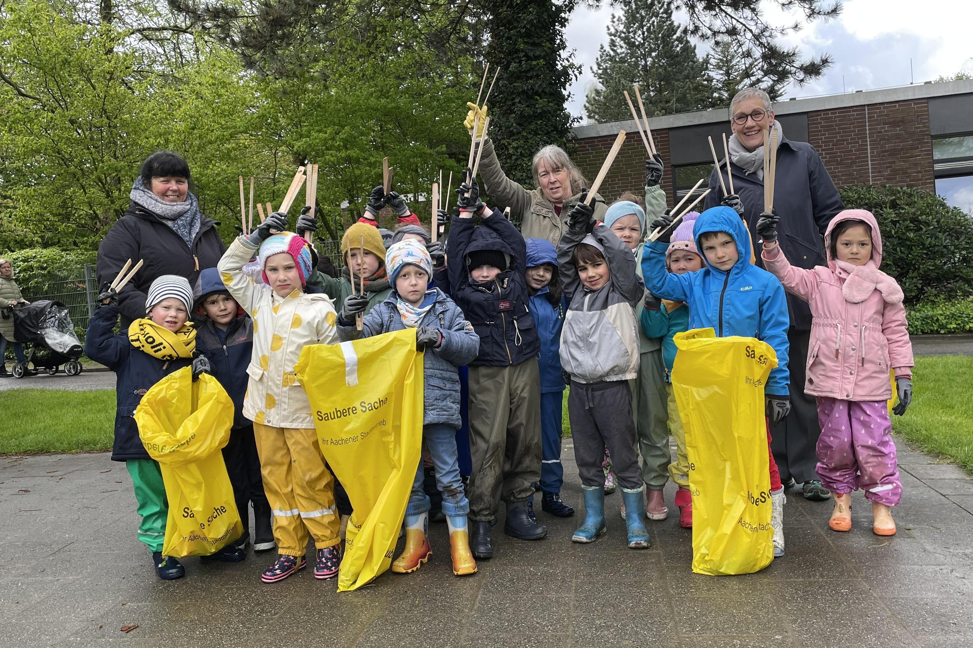 Die Kinder der Kita Parkstraße haben gemeinsam mit Oberbürgermeisterin Sibylle Keupen (rechts) beim Frühjahrsputz mitgeholfen.