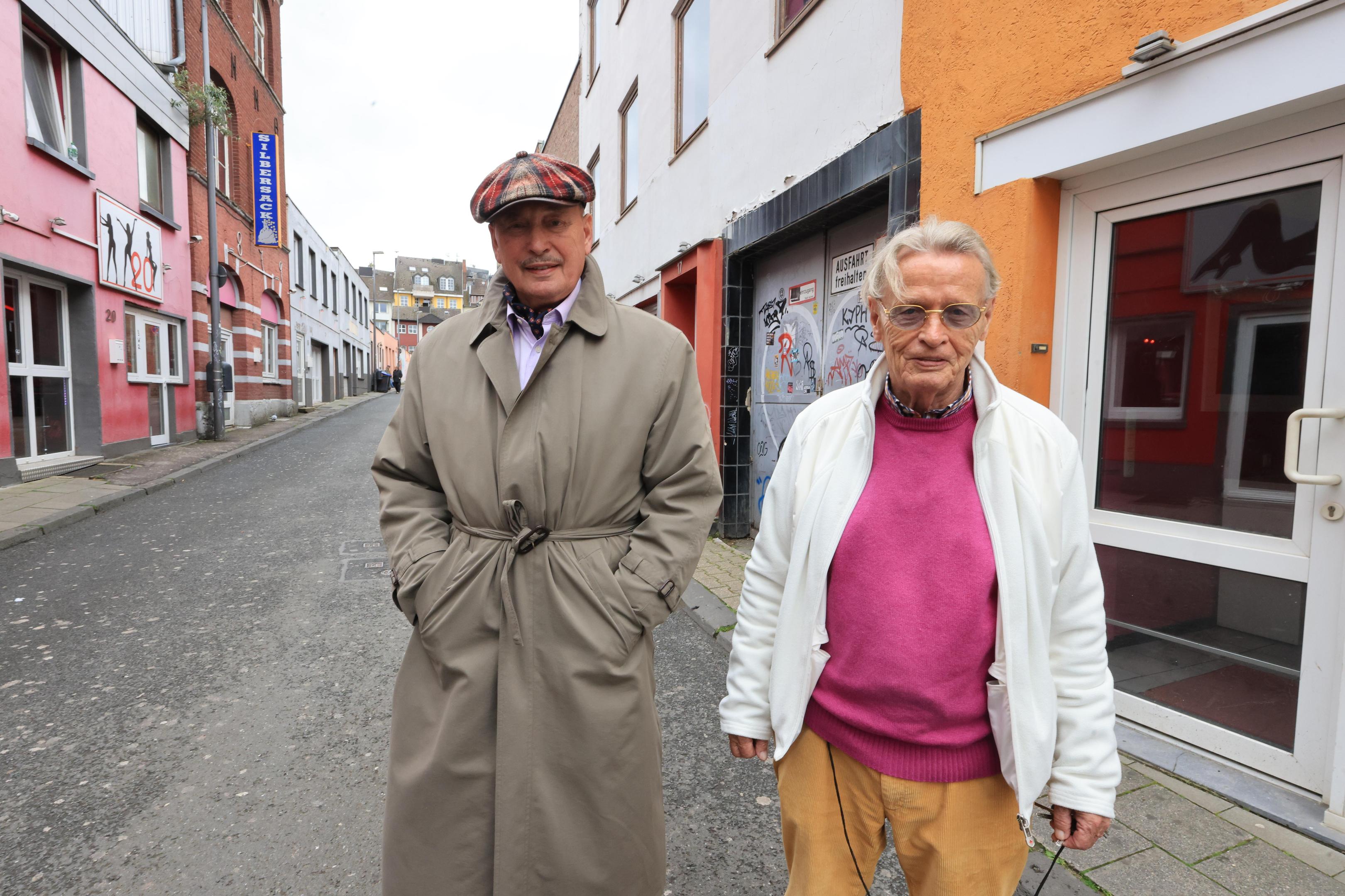 Lange im ältesten Gewerbe der Welt zu Hause: (von links) Klaus Gallwe (73) und Rudi Esser (82) betreiben mehrere Etablissements in der Antoniusstraße. 