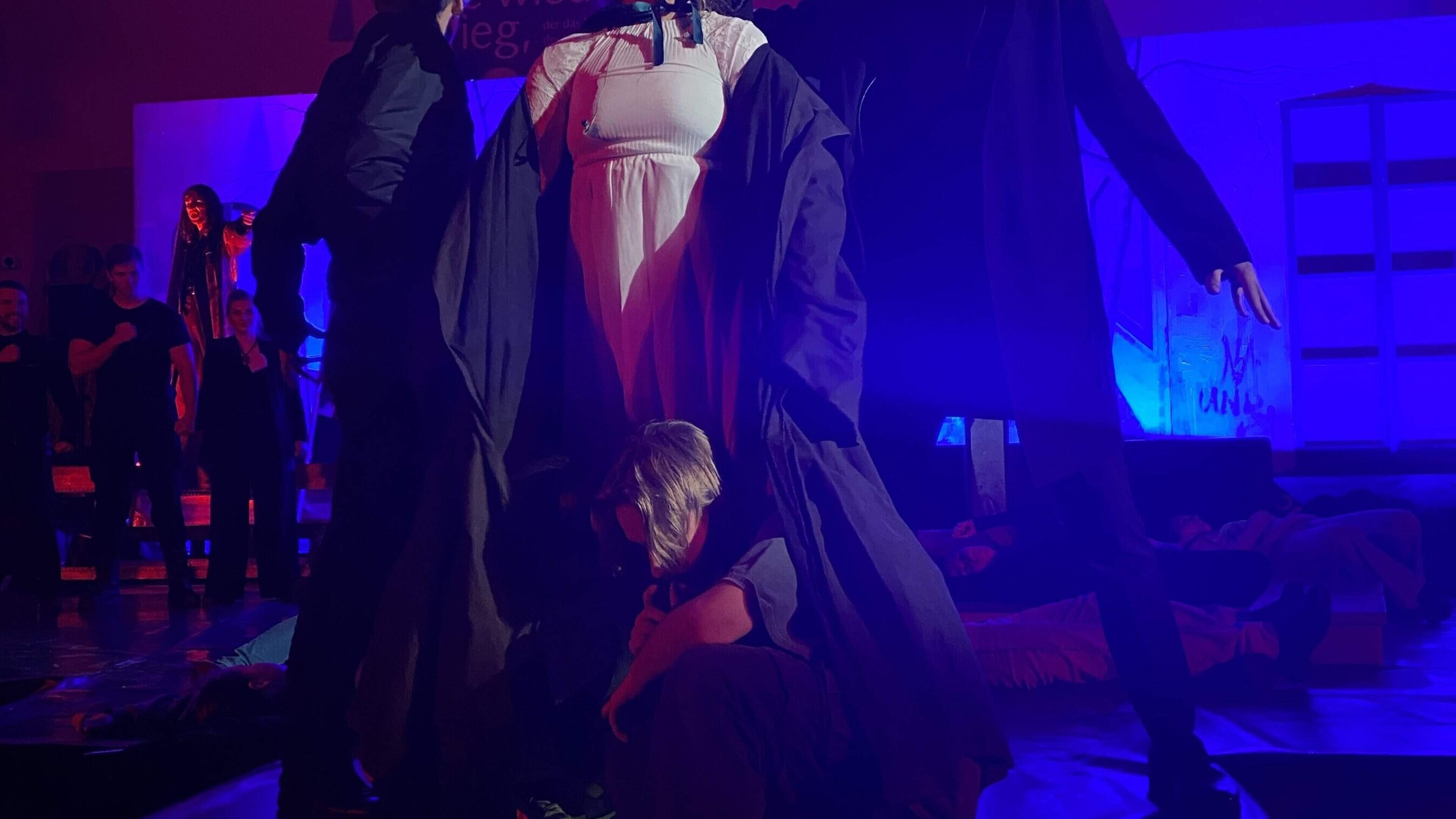 Das Friedenslicht und das Friedenspaar haben unter Mutter Gaias Mantel Schutz gefunden.