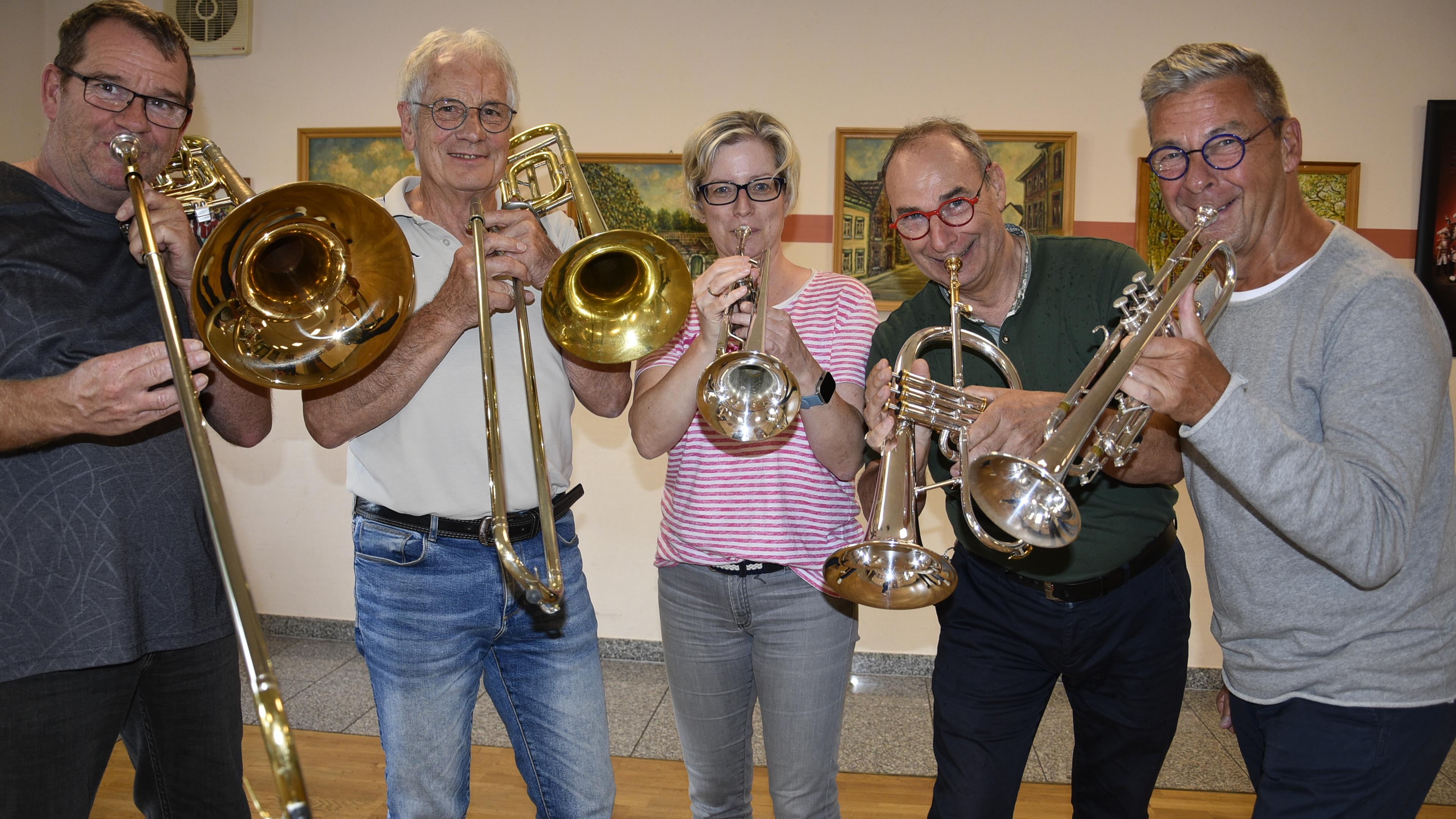 Begeisterten in Talbahnhof with my project „Von Eschweilern für Eschweiler“: Erwin Dohmen (2.vl) Hans Hilgers and Hubert Deutz alias „Half Live“, here with the guest musicians Kerstin Jansen (Mitte) and Achim Bündgens (ganz-left). Rohseler