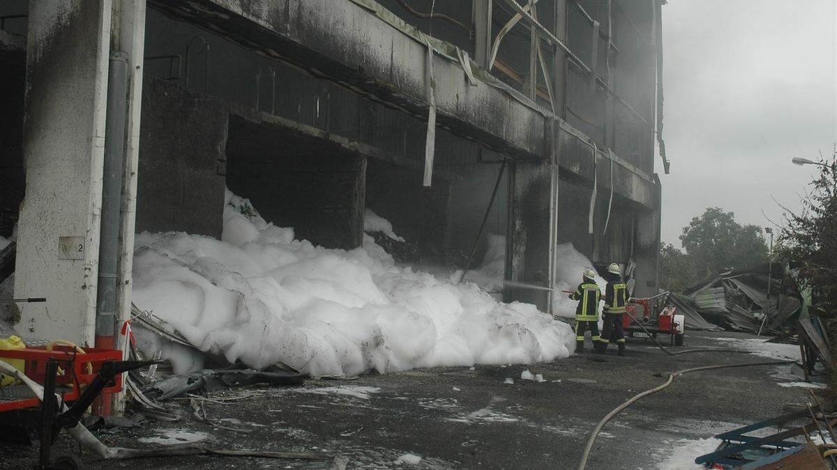 Ausgebrannte Müll-Lagerhalle Soll Bis Herbst Neu Gebaut Werden ...