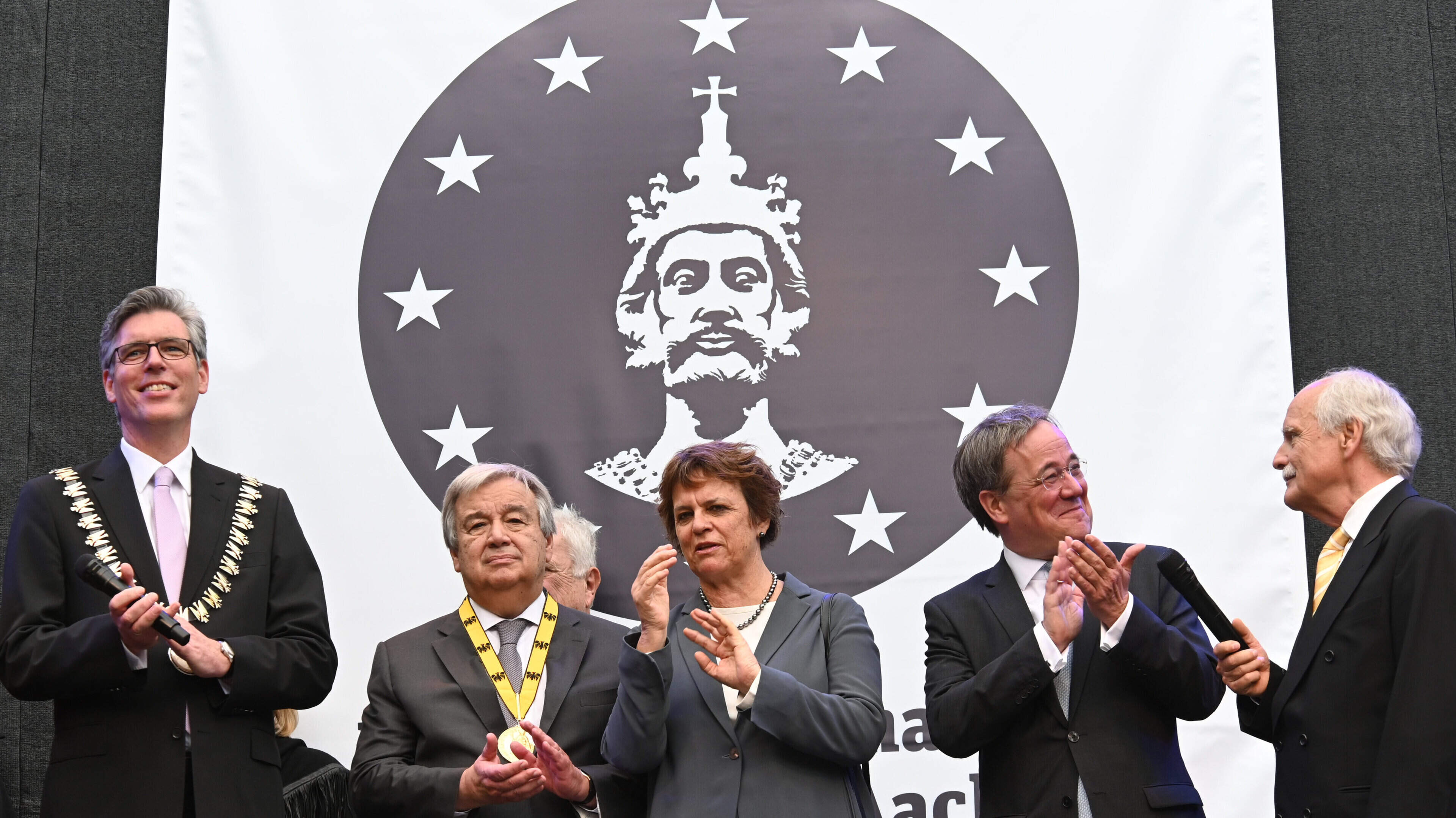 Auf der Bühne am Katschhof hat sich António Guterres von den Aachenern verabschiedet.