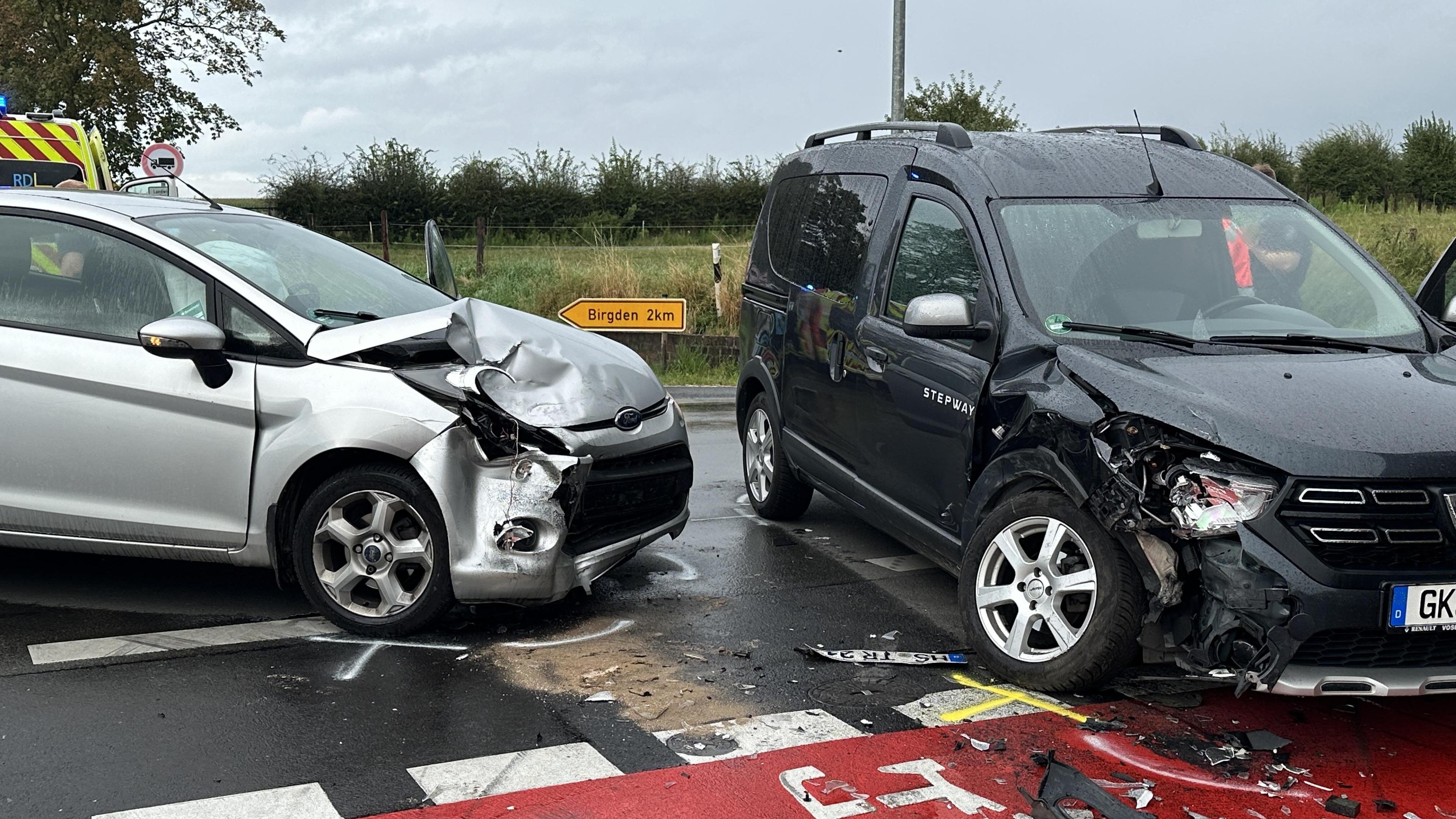 Schwerer Verkehrsunfall auf der Bundesstra&szlig;e in Stahe