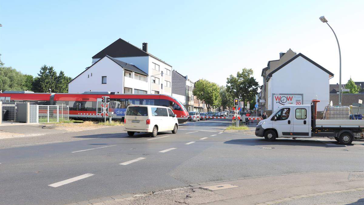 Kein-Kreisverkehr-Der-Langwahn-Bahn-bergang-wird-saniert