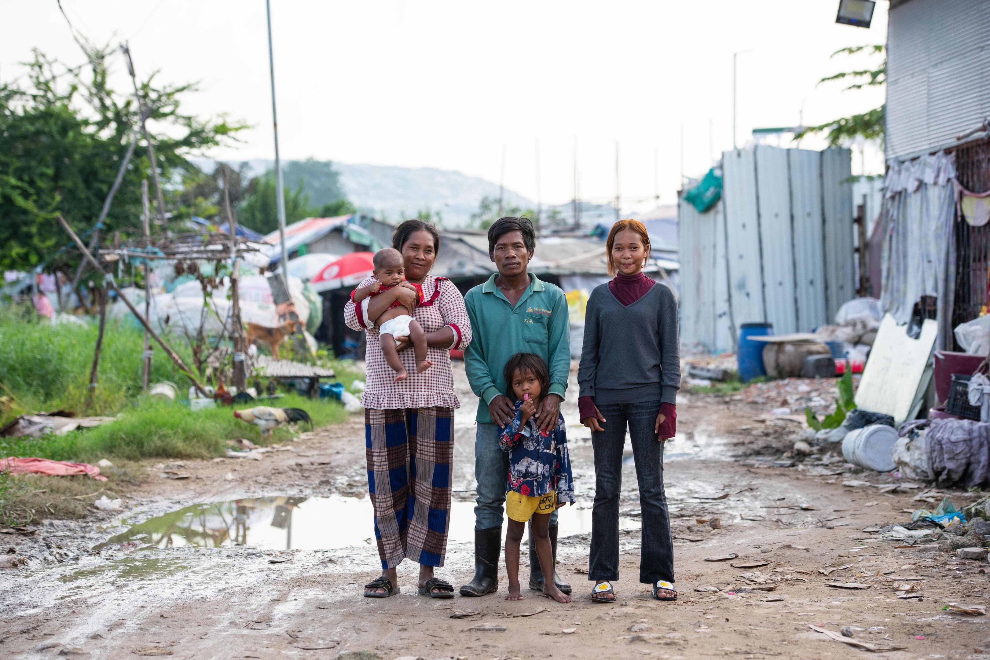 Nom Suomen (2.v.l.) und ihr Mann Chea Kung (3.v.l.) leben seit ein paar Jahren in einem Slum an der Müllhalde nahe Phnom Penh: Ihre Kinder Baby Kung Rin, Korny Sokha (5, 4.v.l.), Korng Samean (14, r.), Korng Reth (nicht auf dem Bild). 