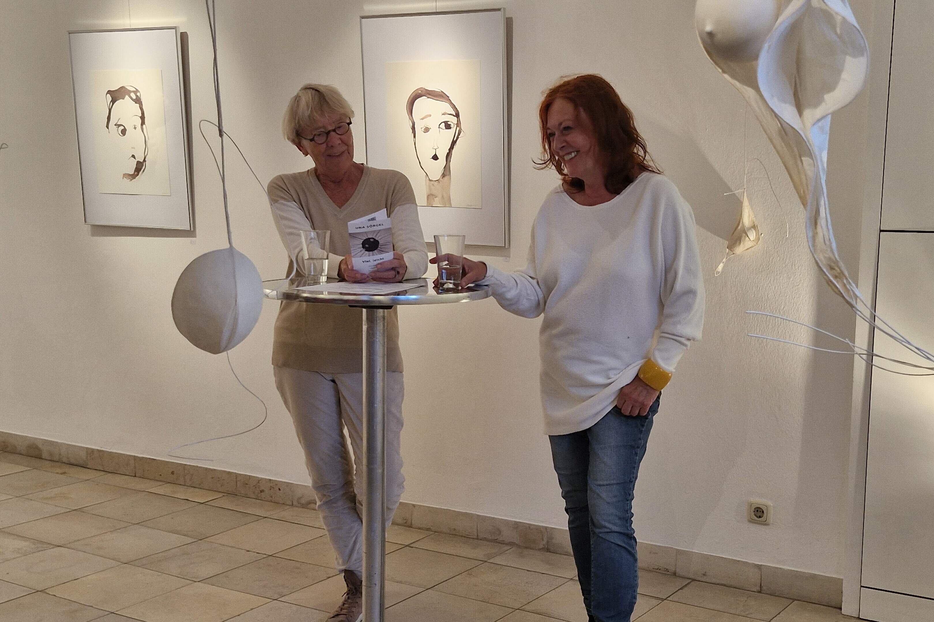 Im Zwiegespräch zwischen Kirsten Müller-Lehnen und Una Sörgel entstand ein Bild des Werdegangs und des Schaffens der Künstlerin.