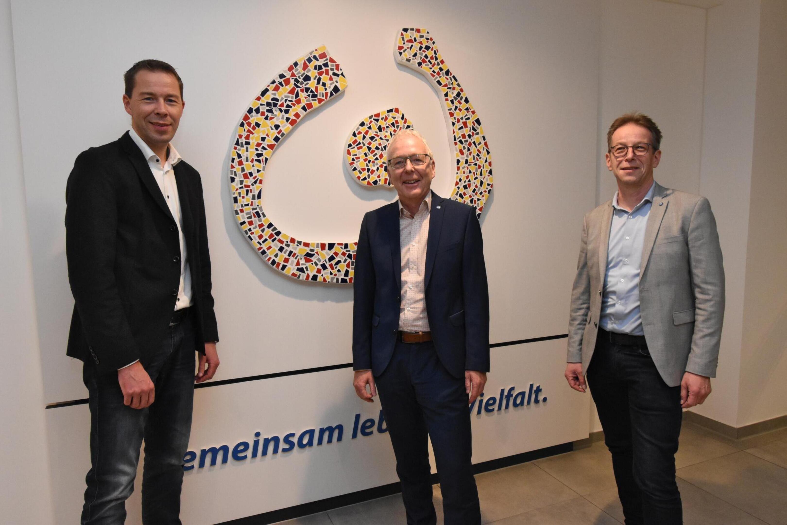Edgar Johnen geht nach 35 Jahren als Geschäftsführer und schließlich pädagogischer Vorstand der Lebenshilfe Heinsberg Ende des Jahres in den Ruhestand. Guido Rothkopf (r.) ist sein Nachfolger und bildet mit Stefan Erfurth (l.) zukünftig die „Doppelspitze“ der Lebenshilfe. 