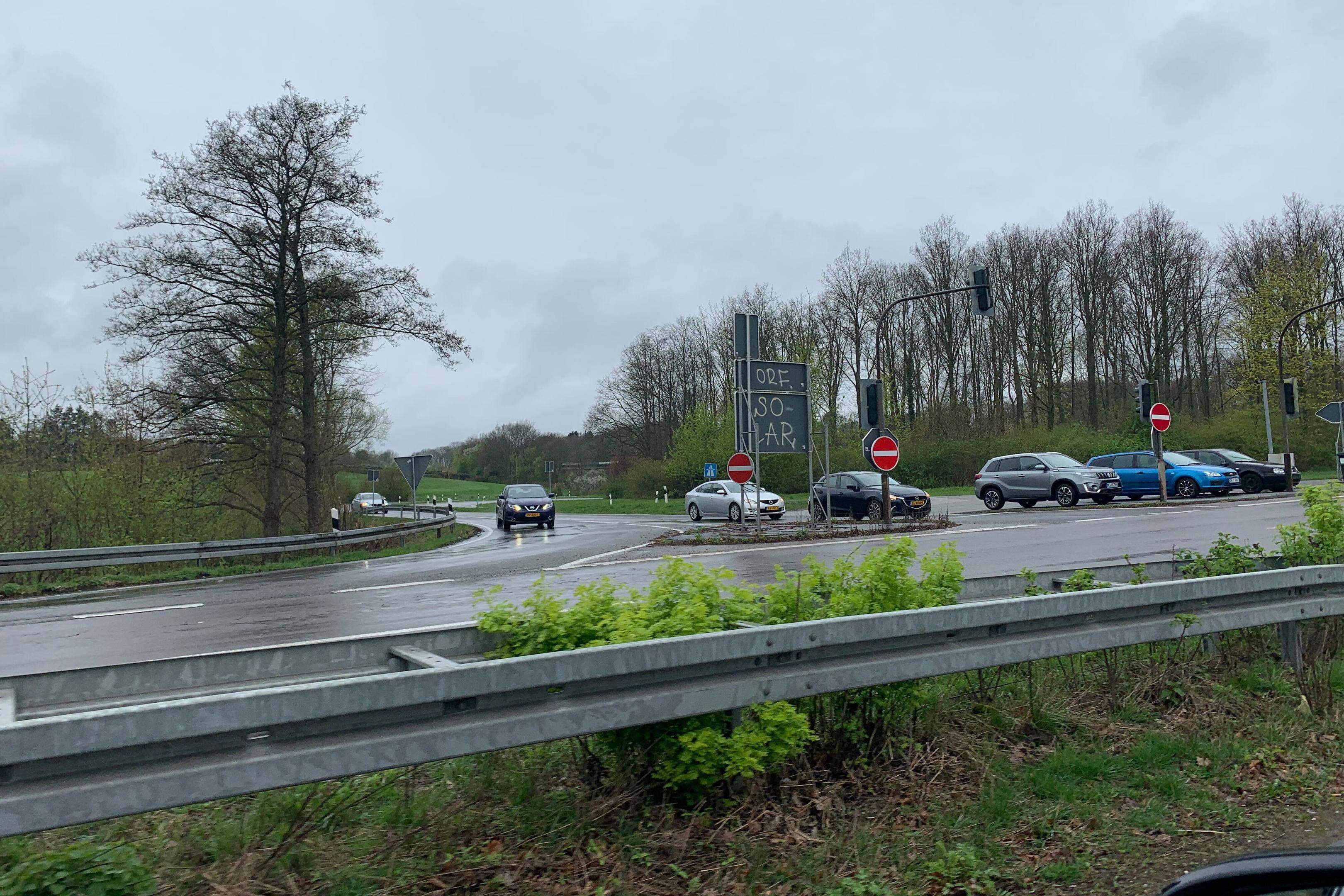 Der blaue Ford Kombi mit Dürener Kennzeichen (2.v.r.) stand mehr als ein Jahr an der A4-Abfahrt Laurensberg. Wo könnte er sein?