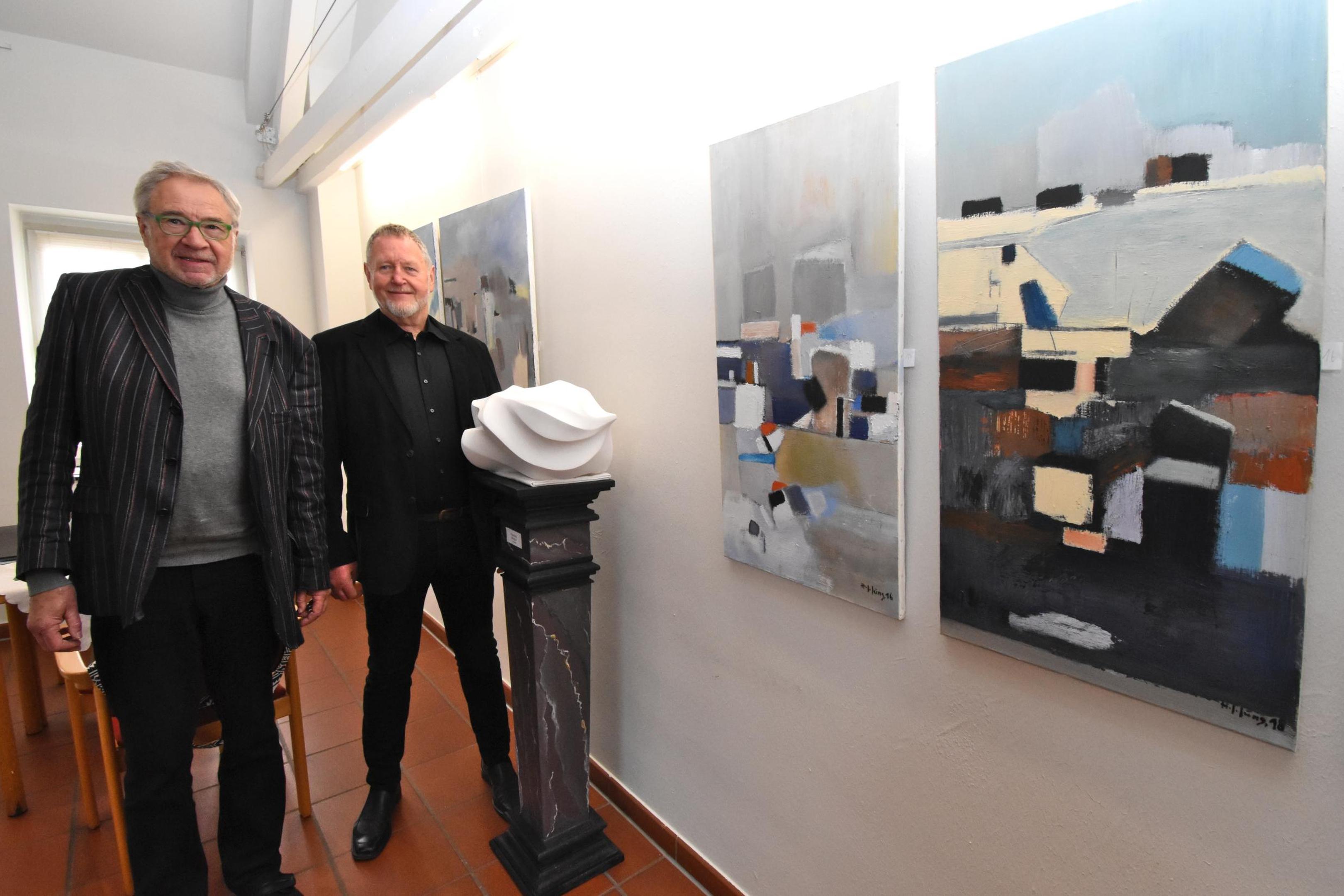 Der Maler Jochen Jung (l.) und der Bildhauer Hans Georg Fabry (r.) zeigen in einer Ausstellung des Vereins GK KULTURgut! im Haus Basten in Geilenkirchen ihre Gemälde und Skulpturen. 