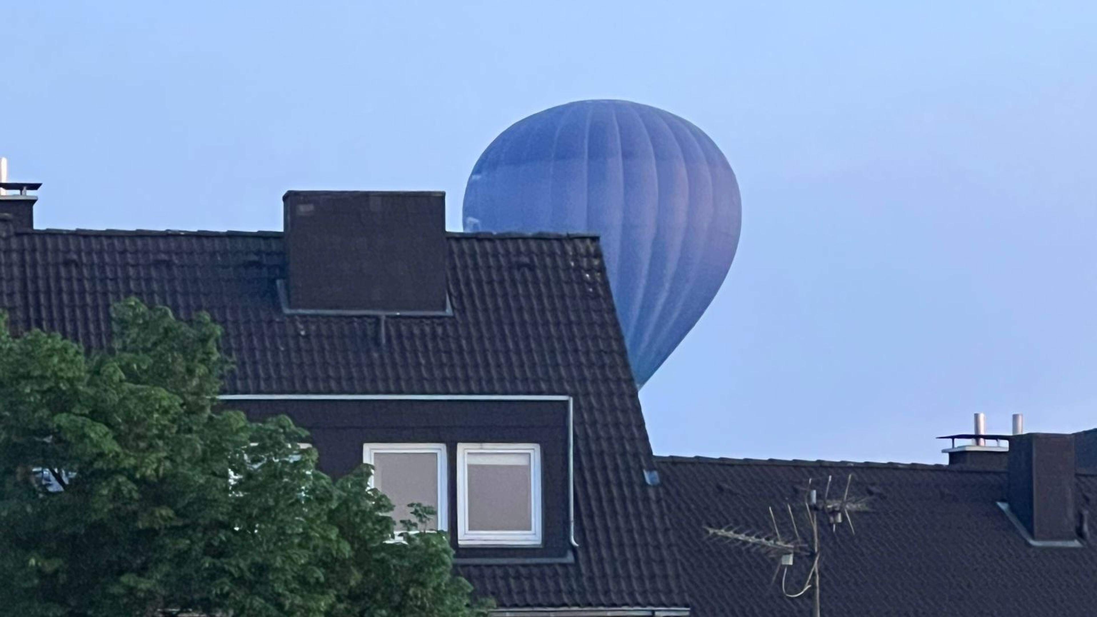 Ein Heißluftballon mit neun Passagieren streifte in Eschweiler ein Hausdach.