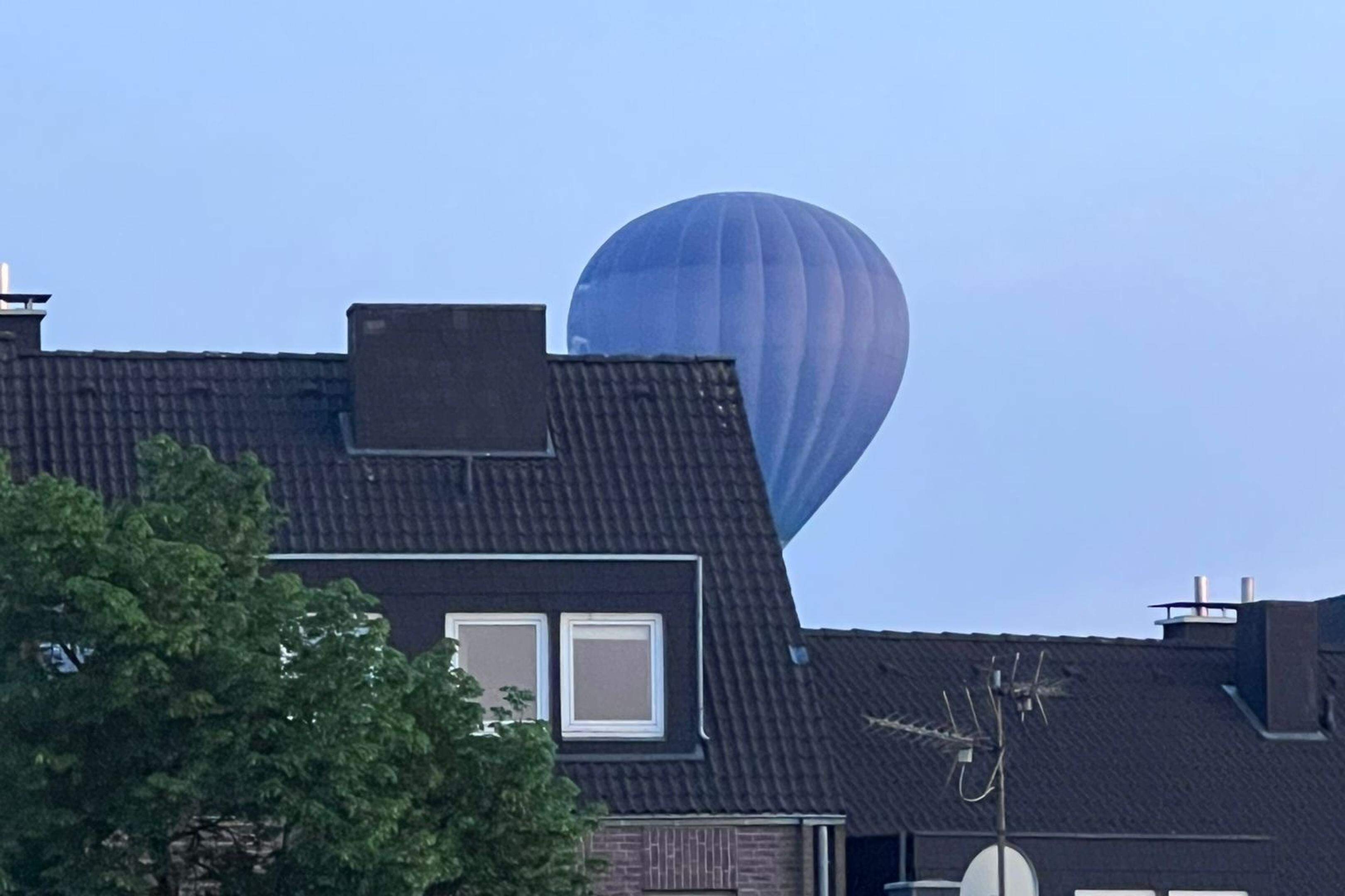 Ein Heißluftballon mit neun Passagieren streifte in Eschweiler ein Hausdach.