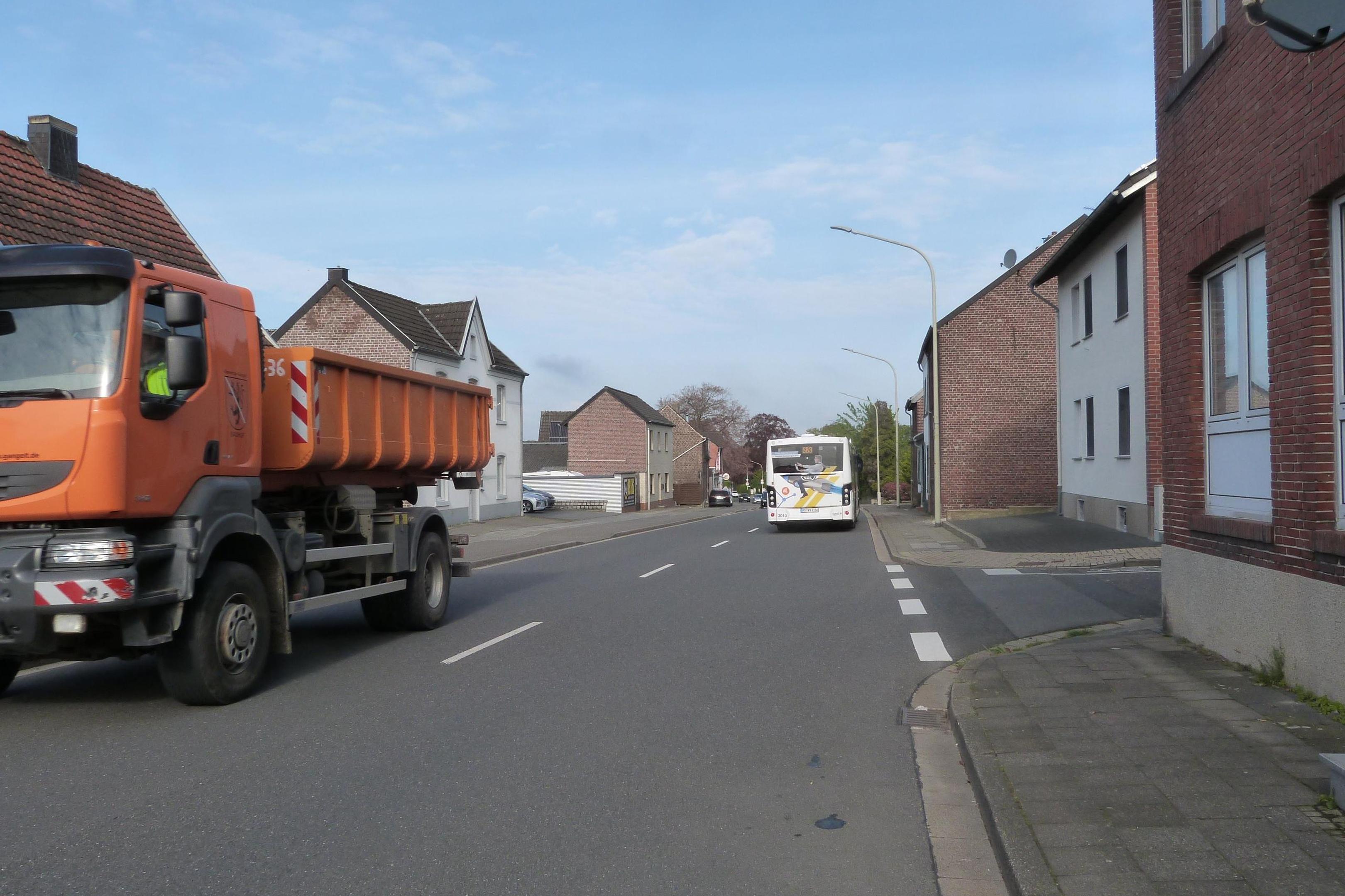 Rund 1000 Lkw donnern jeden Tag über die Karl-Arnold-Straße in Gillrath.