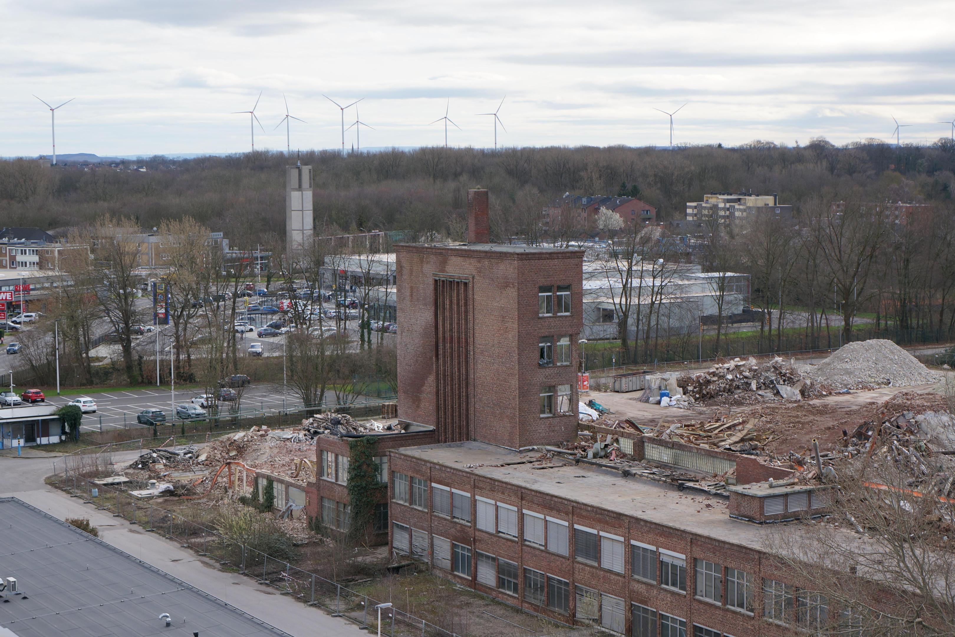 Luftaufnahme im März: Der Abriss der ehemaligen Perlon-Fabrik schreitet stückweise voran. Die Wertstoffe sollen wieder genutzt werden.  
