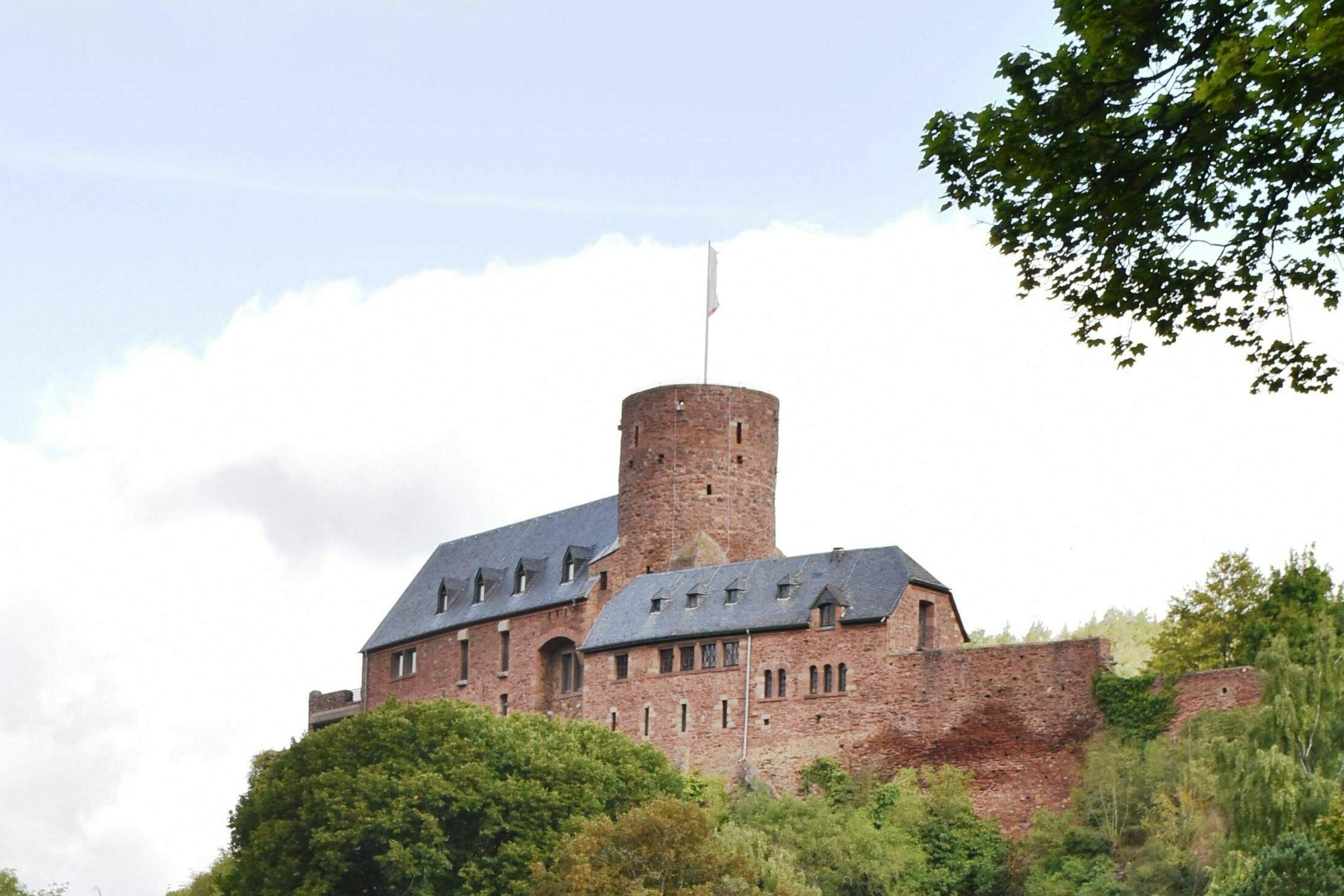 Die Burg Hengebach in Heimbach ist ein beliebtes Ausflugsziel und zählt zu den ältesten Bauwerken der Eifel. 