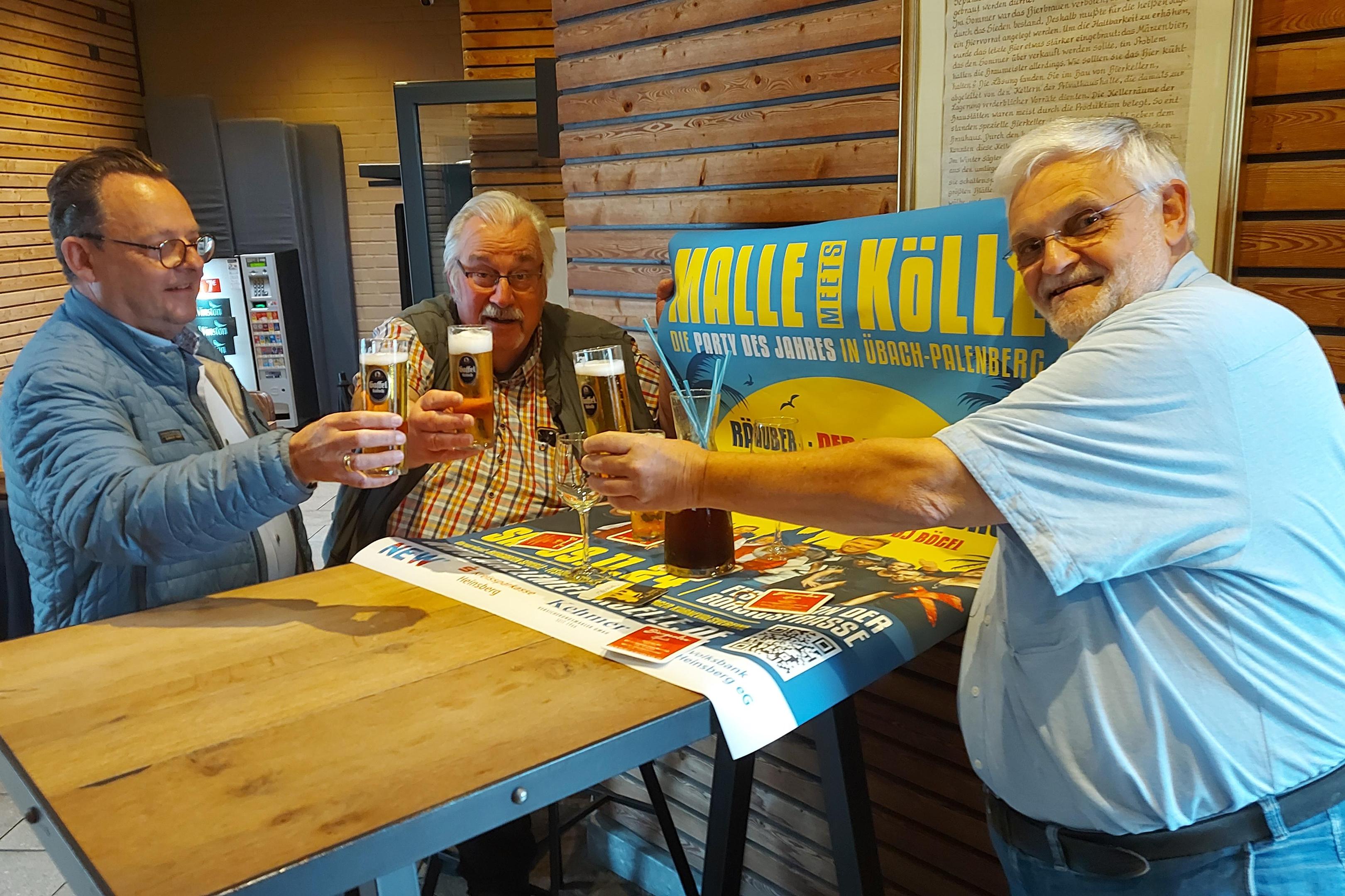 Albert Spiertz, Josef Switalla und Wolfgang Dressel (v.li.) stoßen auf "Malle meets Kölle" an.