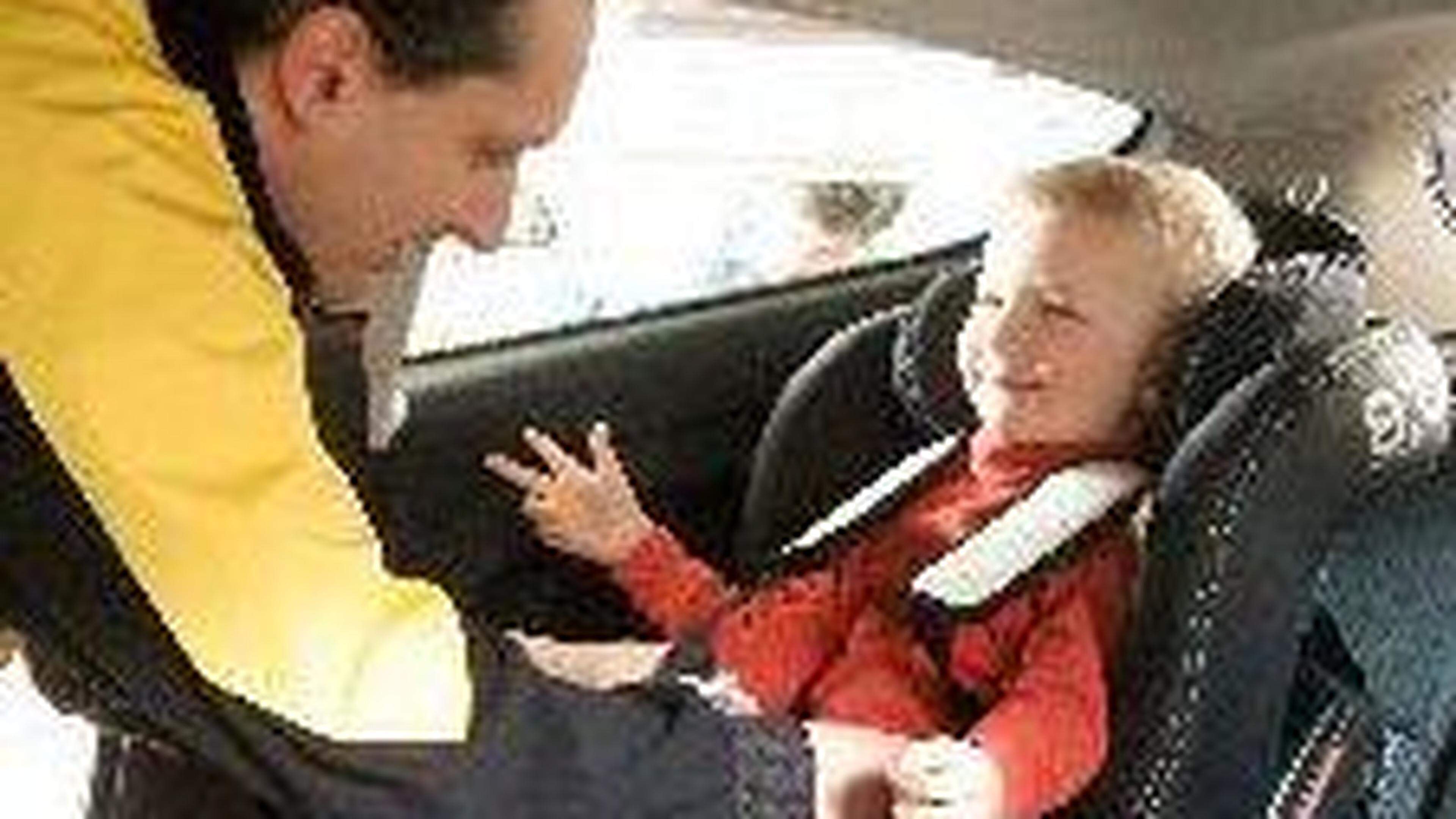 Kind im Auto: Reicht eine Sitzerhöhung?