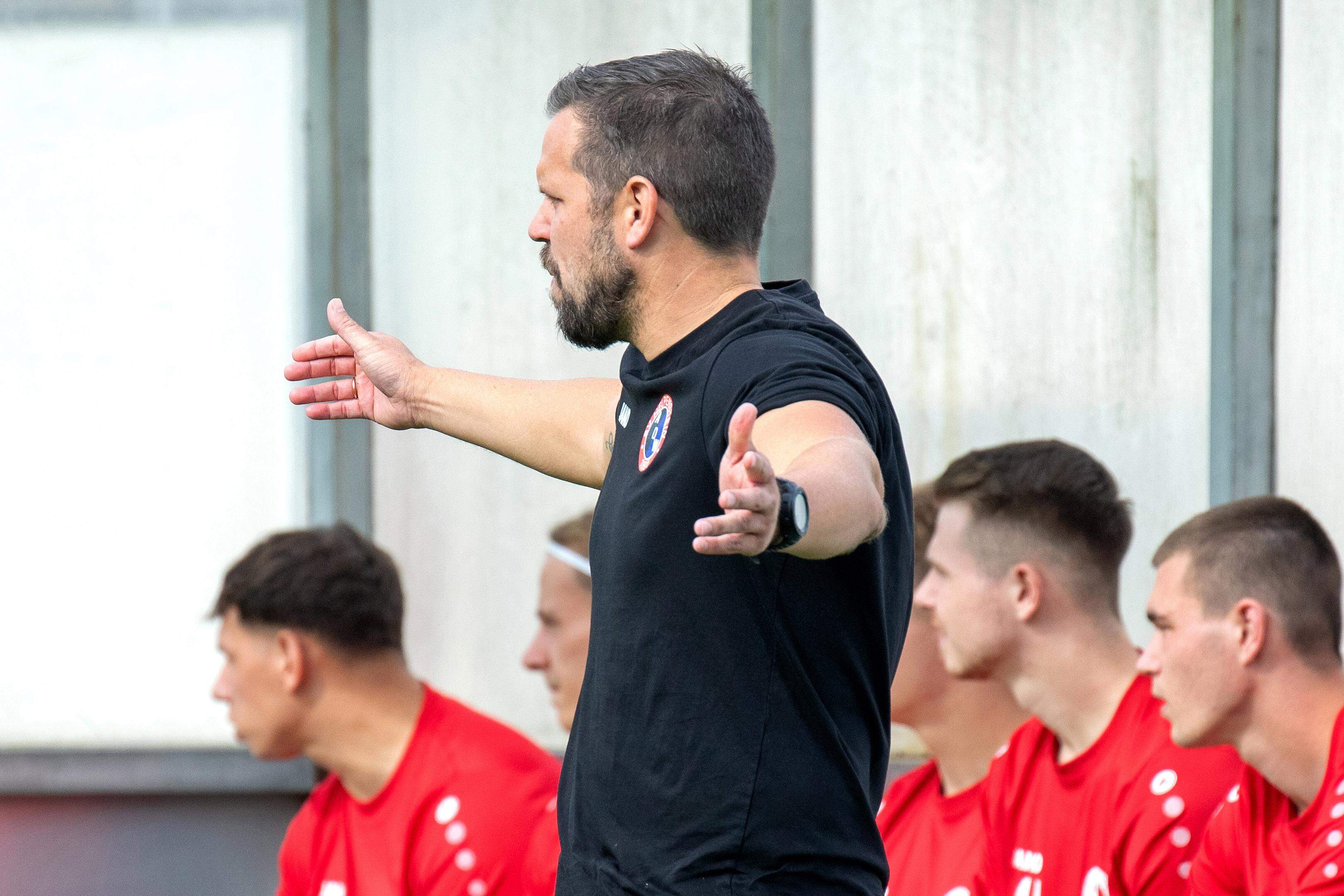 Muss wieder eine neue Formation auf den Platz bringen: Die Ausfälle begleiten André Lehnen ständig in den fünf Jahren als Trainer beim SV Helpenstein.