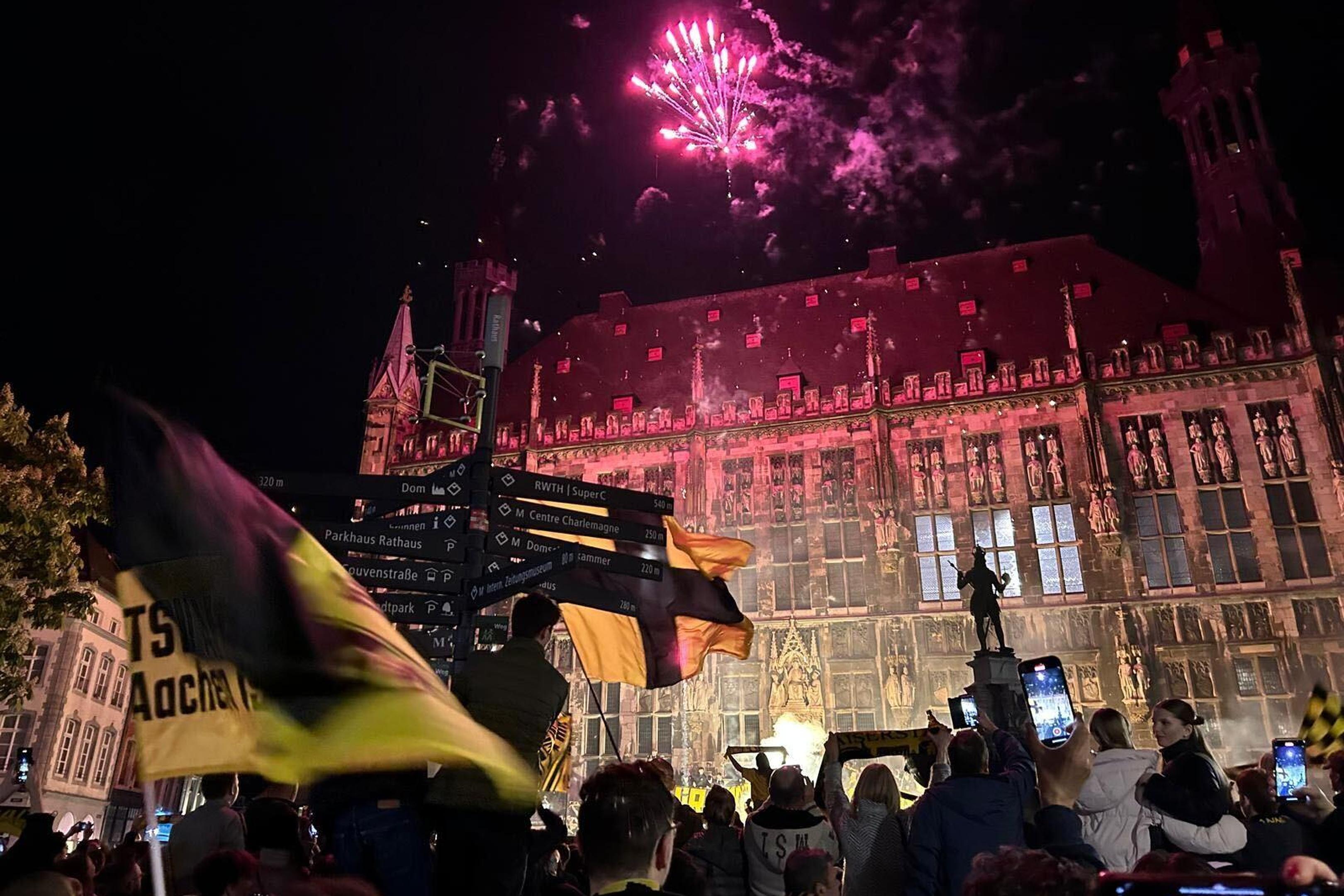 Feuerwerk über und vor dem Aachener Rathaus: Ausgelassen feierten Tausende Alemannia-Fans in der Nacht zum Samstag den Aufstieg in die Dritte Liga.