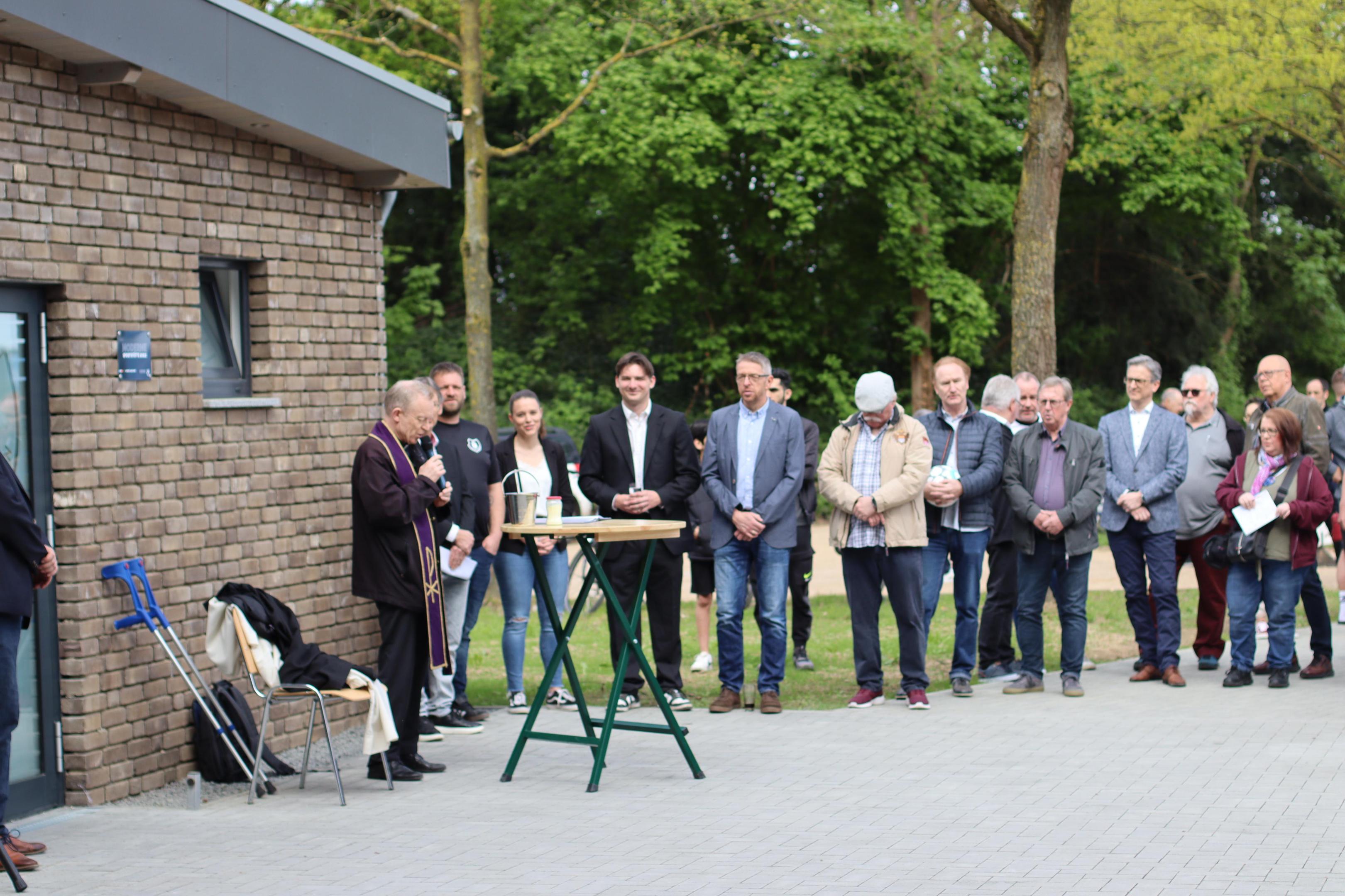 Pastor Thomas Wieners segnete zum Beginn der Eröffnungsfeier den Neubau des FC Concordia Birgelen ein.