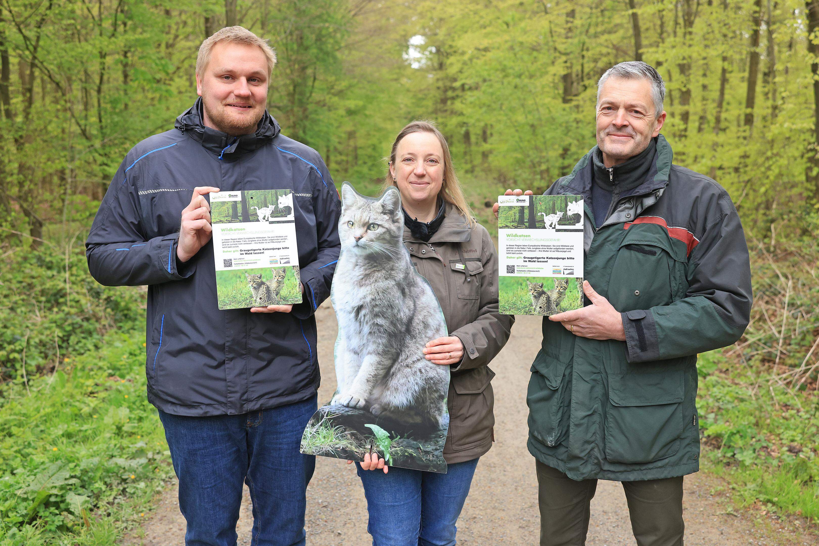 Bitte nicht mitnehmen: Gero Röthke (Untere Naturschutzbehörde), Christine Thiel-Bender (BUND) und Gerd Krämer vom Gemeindeforstamt der Stadt (von links) informieren im Aachen Wald über Wildkatzen und deren Junge.