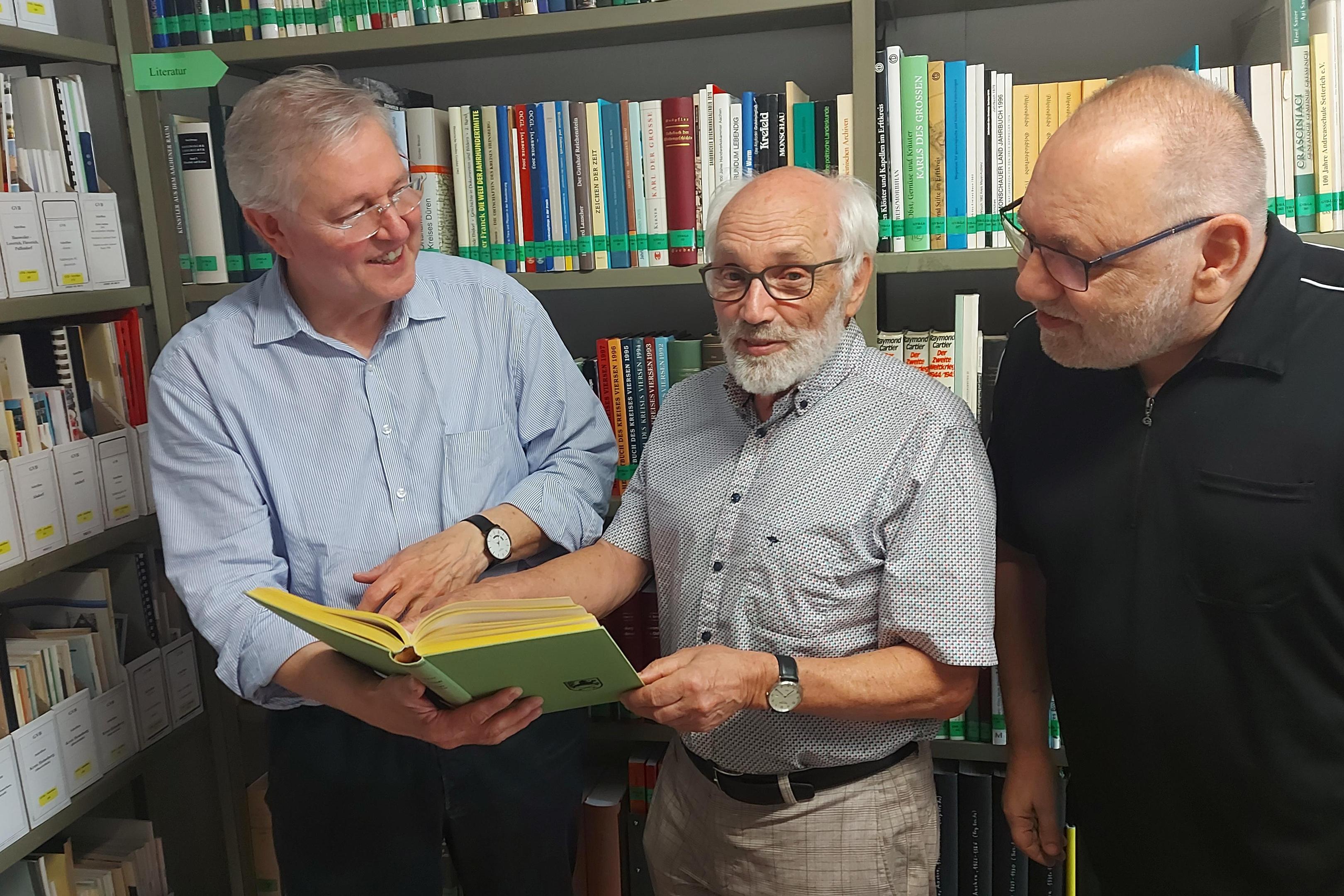 Klaus Peschke (Mi.) im Archiv des Geschichtsvereins im Gespräch mit Josef Reinartz (li.) und Theo Geusen.
