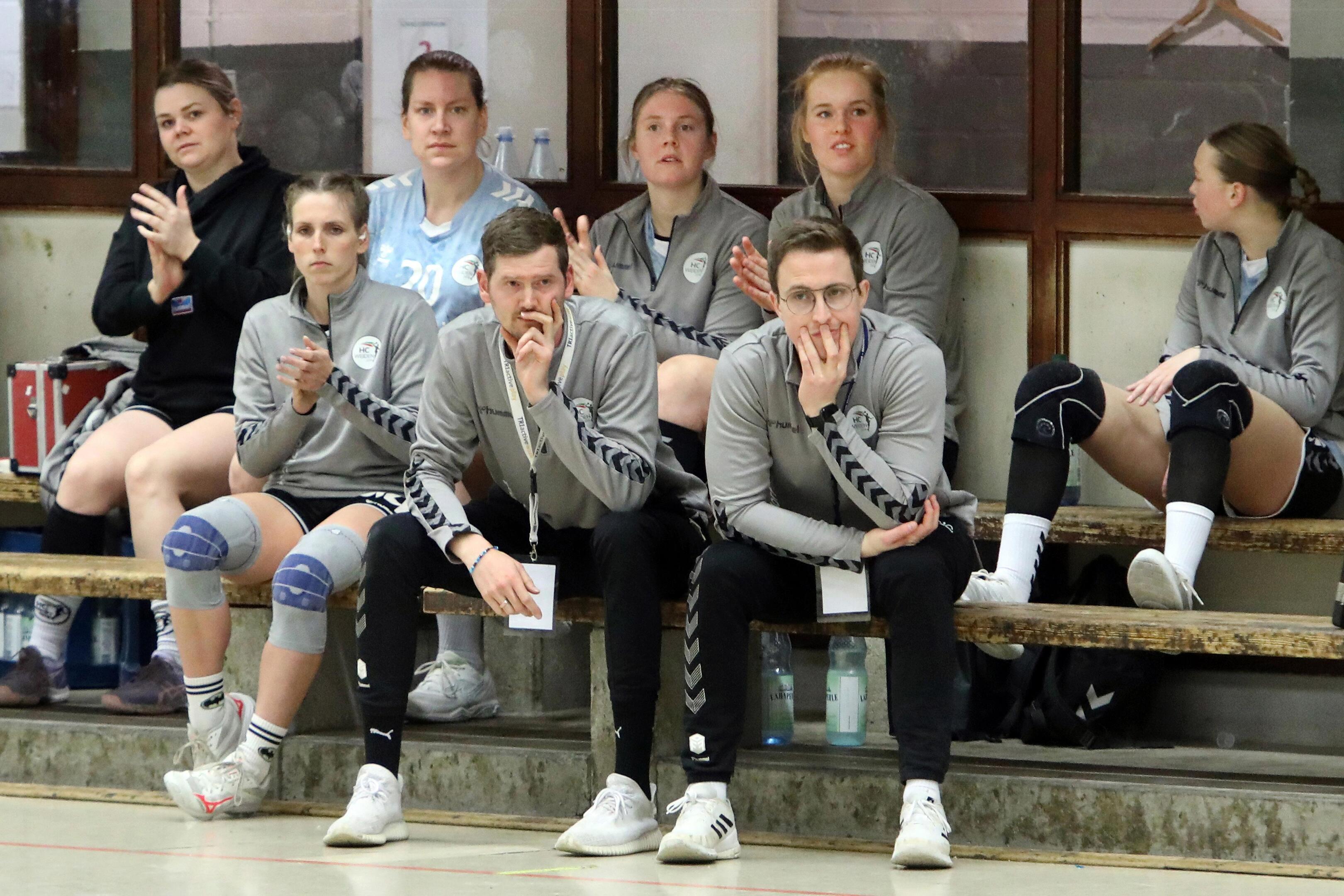 Sind gespannt, wie sich ihre Spielerinnen zum Jahresabschluss in Leverkusen schlagen: Die Trainer Andreas Havenith (links) und Simon Consoir.