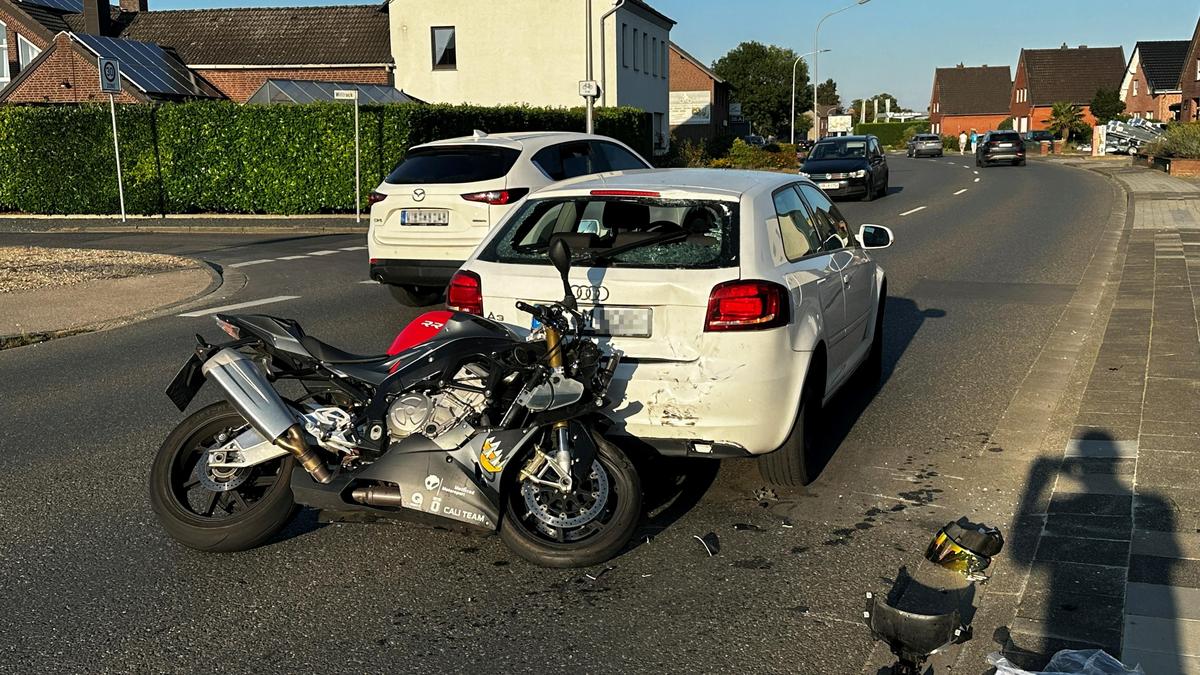 Motorcyclist crashes into car without braking