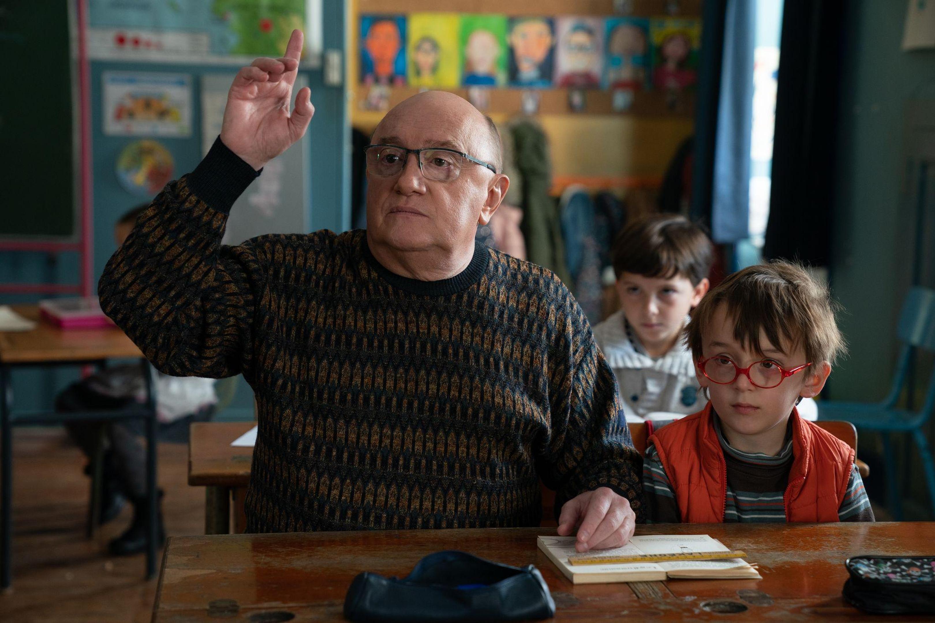 Michel Blanc als wissbegieriger Grundschüler in einer Szene des Films "Es sind die kleinen Dinge".