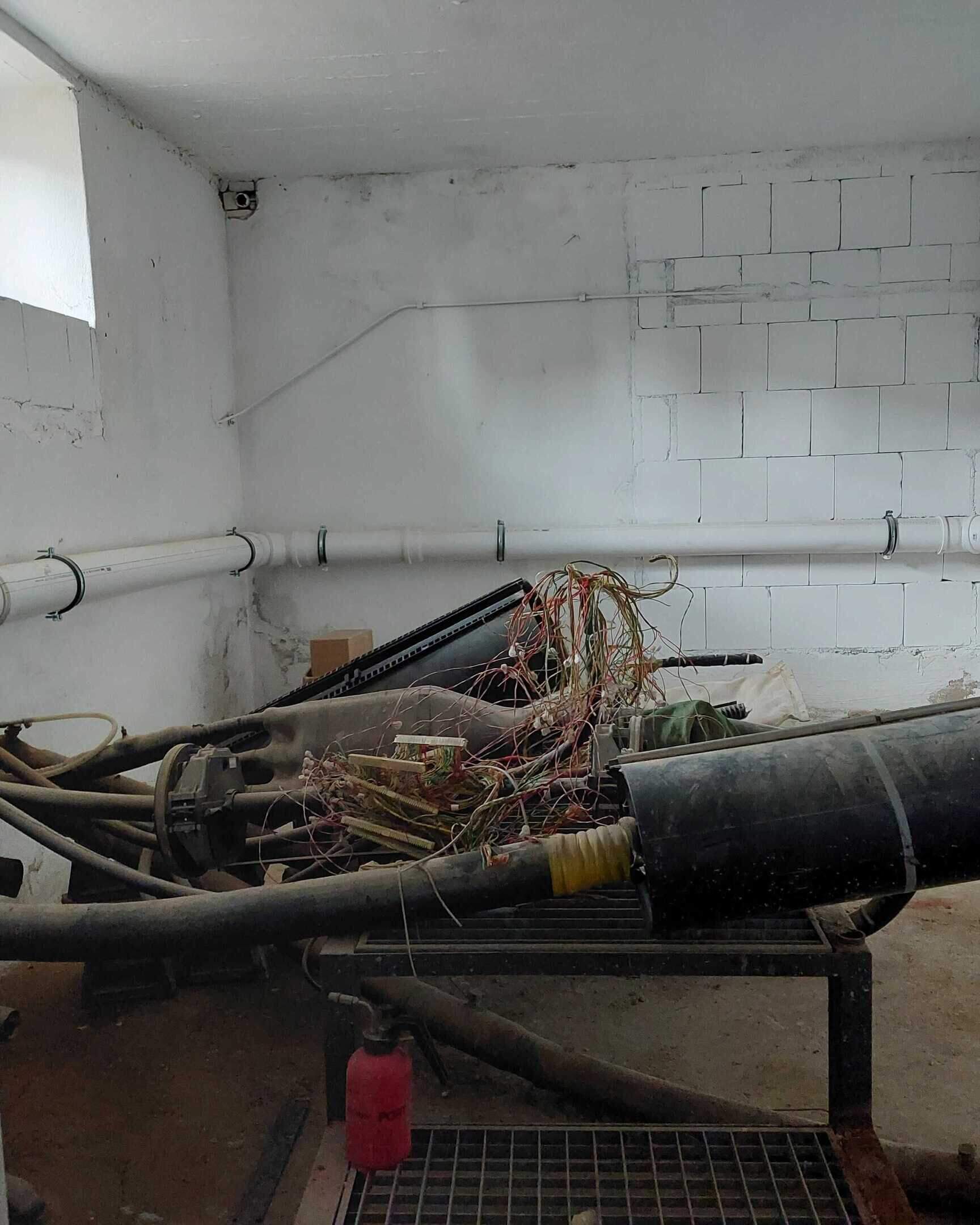 Die Kabelverzweiger-Anlage der Telekom in einem Keller in Alsdorf: Für die Verlegung soll der Hausbesitzer 27.000 Euro zahlen.