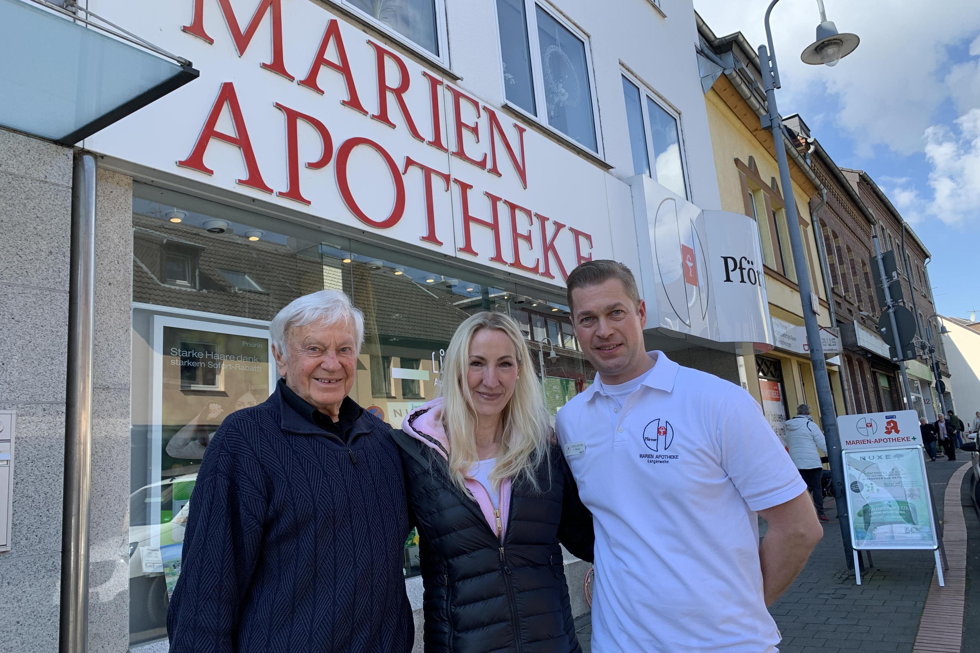 Christian (von rechts), Franziska und Rolf Pförtner möchten in dem gelben Gebäude neben ihrer Marien-Apotheke ein neues Ärztehaus errichten lassen.