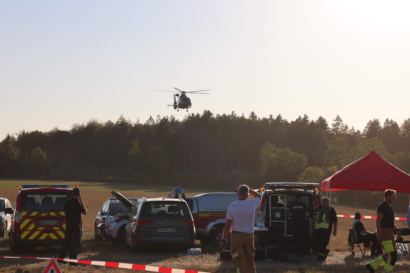 feuer-in-h-rtgenwald-f-nf-hektar-wald-in-flammen-l-schhubschrauber