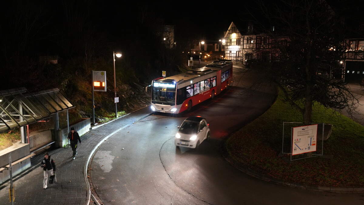 How do you get more tourists to the Eifel region by bus?
