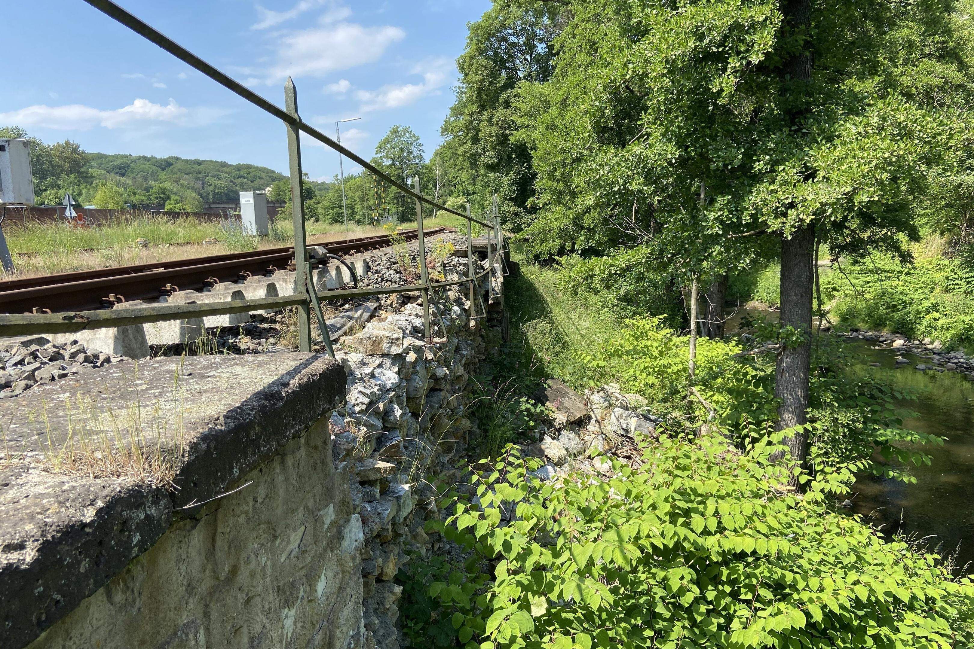 Die Gleise hängen in der Luft, die Stützwand ist weggebrochen: In Eschweiler-Aue sind die Flutschäden auch zwei Jahre später noch deutlich sichtbar.