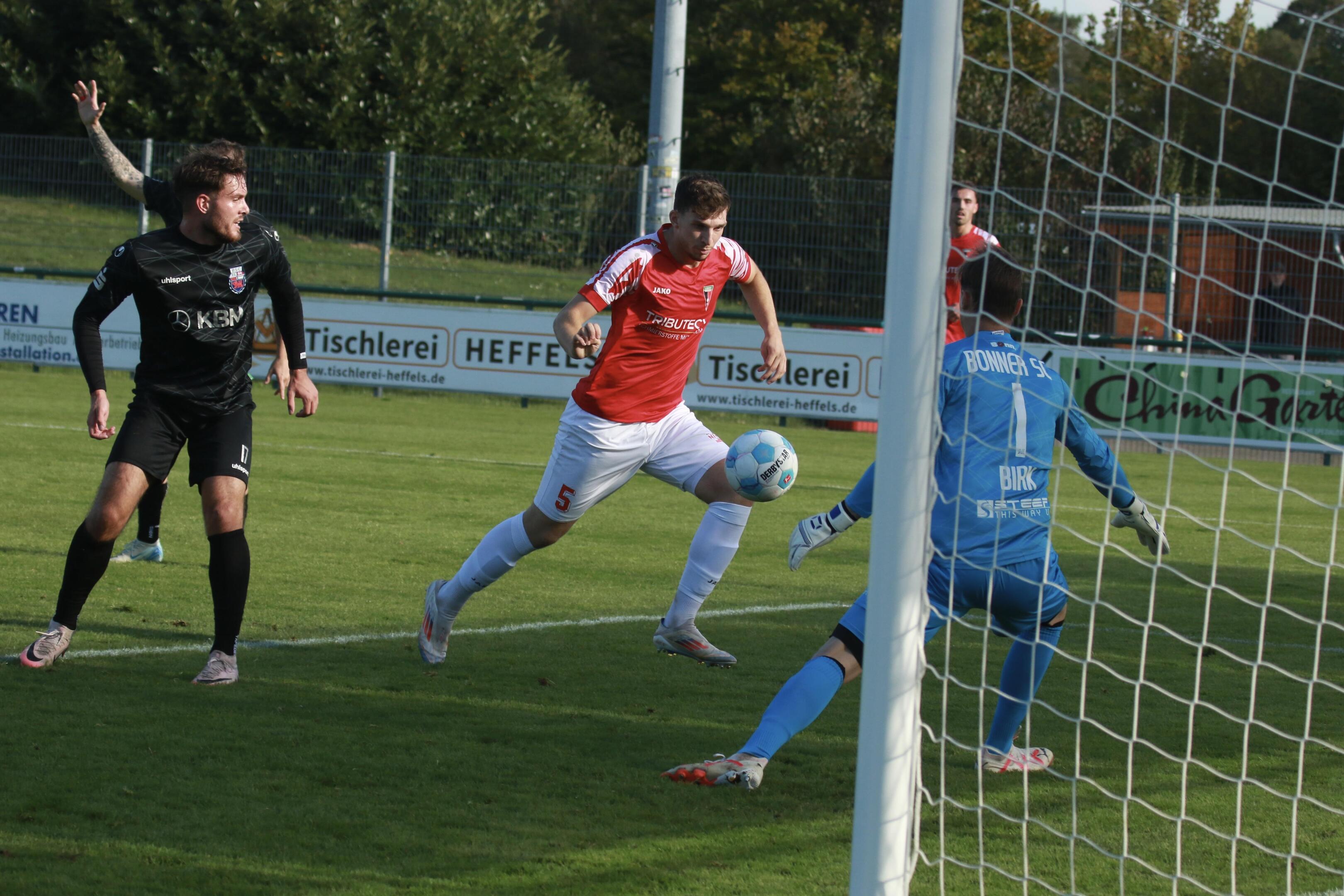 Der Rekordspieler: Paul Daniels (Mitte) hat in dieser Spielzeit noch keine Minute verpasst. Dabei versucht Beecks Innenverteidiger nicht nur sein Tor sauber zu halten, sondern wie hier gegen Bonn auch selbst zu treffen.