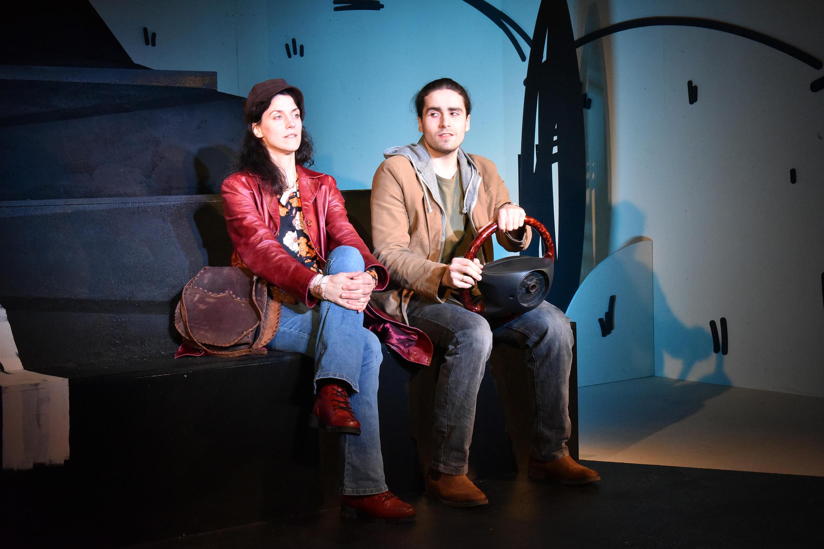 Zwei Welten prallen aufeinander:  Paula Donner und Timo Aust in Sebastian Fitzeks „Der erste letzte Tag“. Die Bühnenfassung feiert nun im Das Da Theater Premiere. 