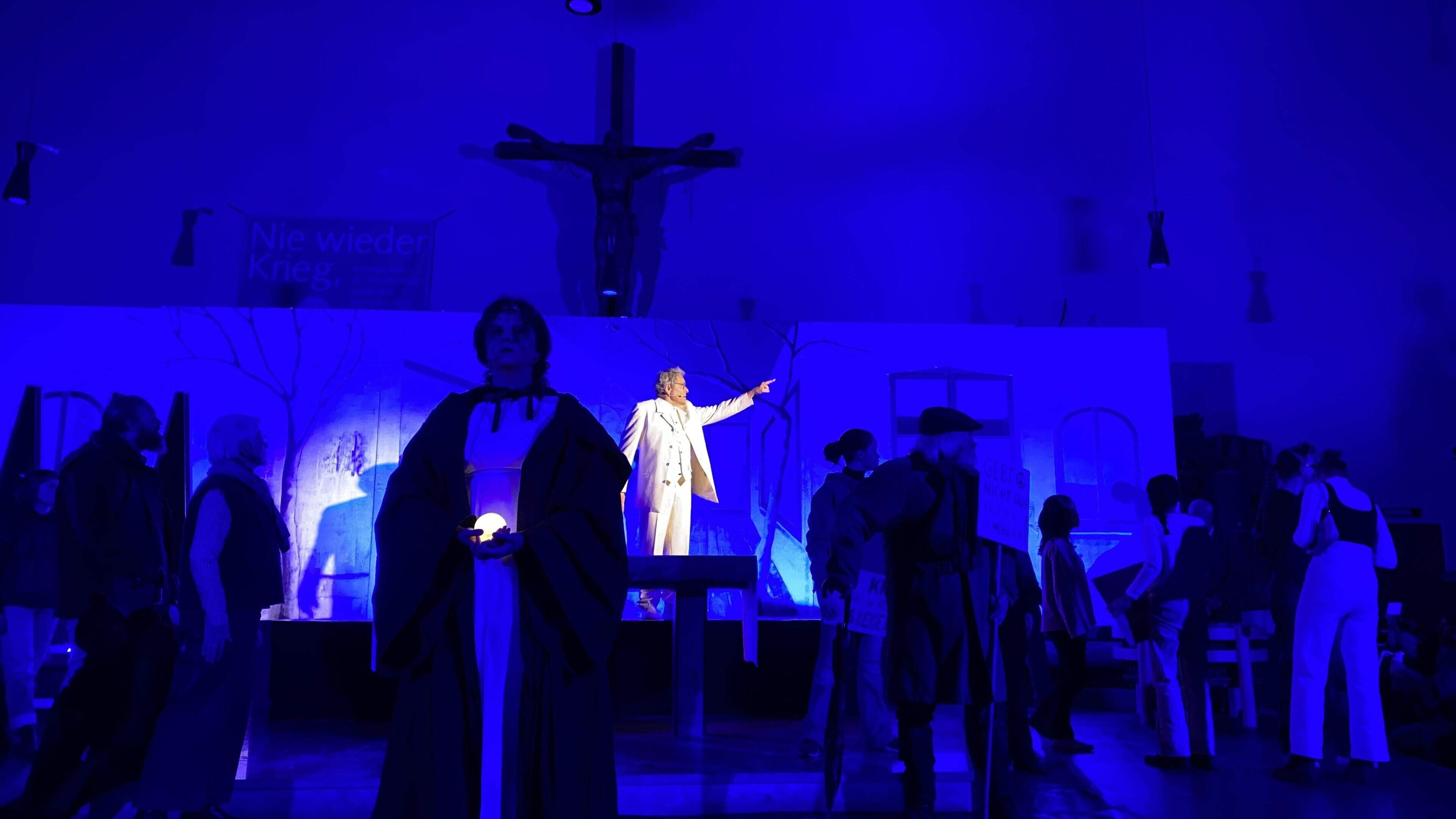 Der Tod, hier ganz in Weiß, im Dialog mit dem Kriegsfürsten.